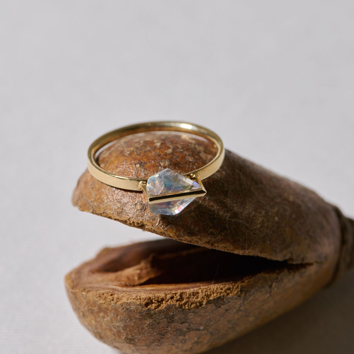 BAND RING RAINBOW MOONSTONE #4248