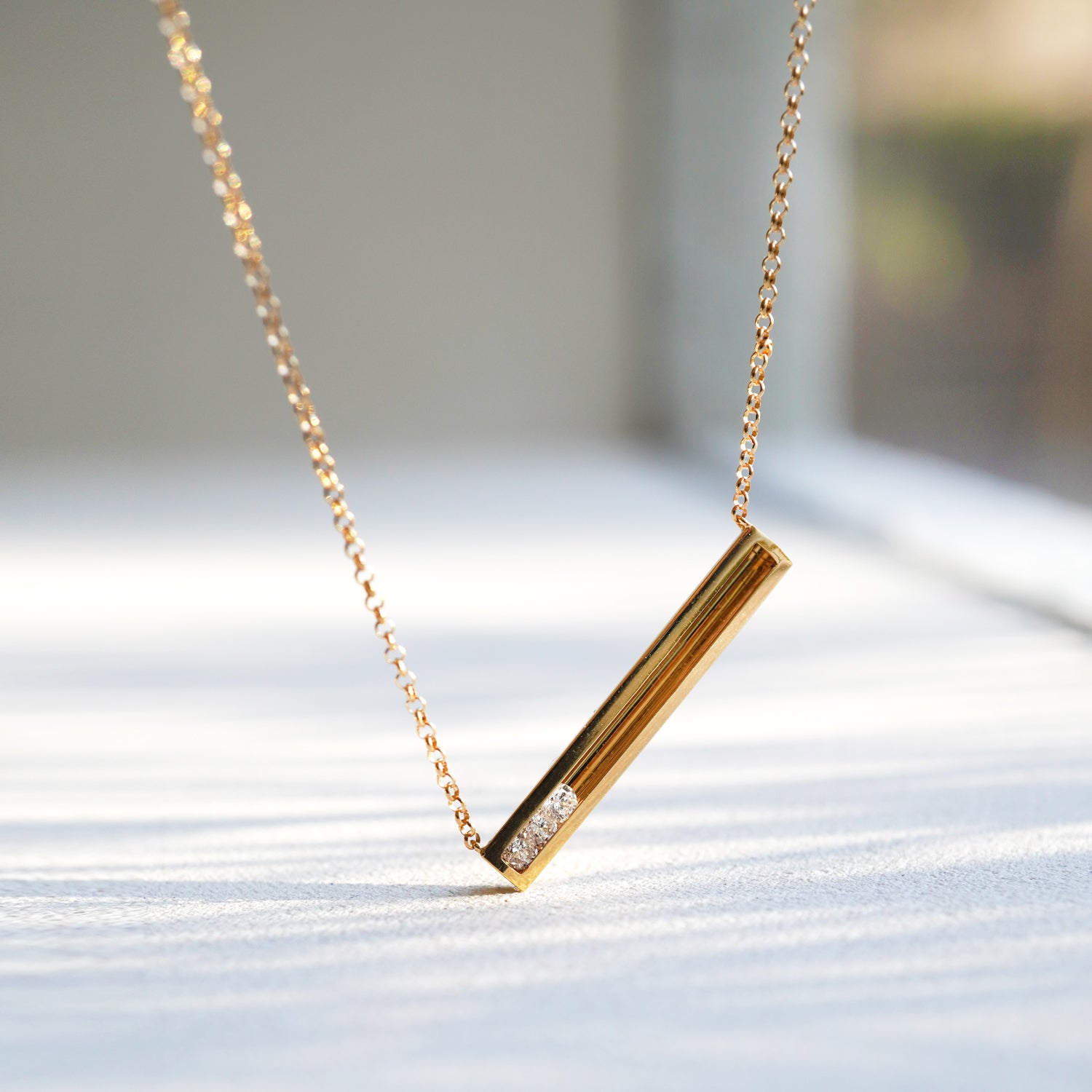 MOVING NECKLACE