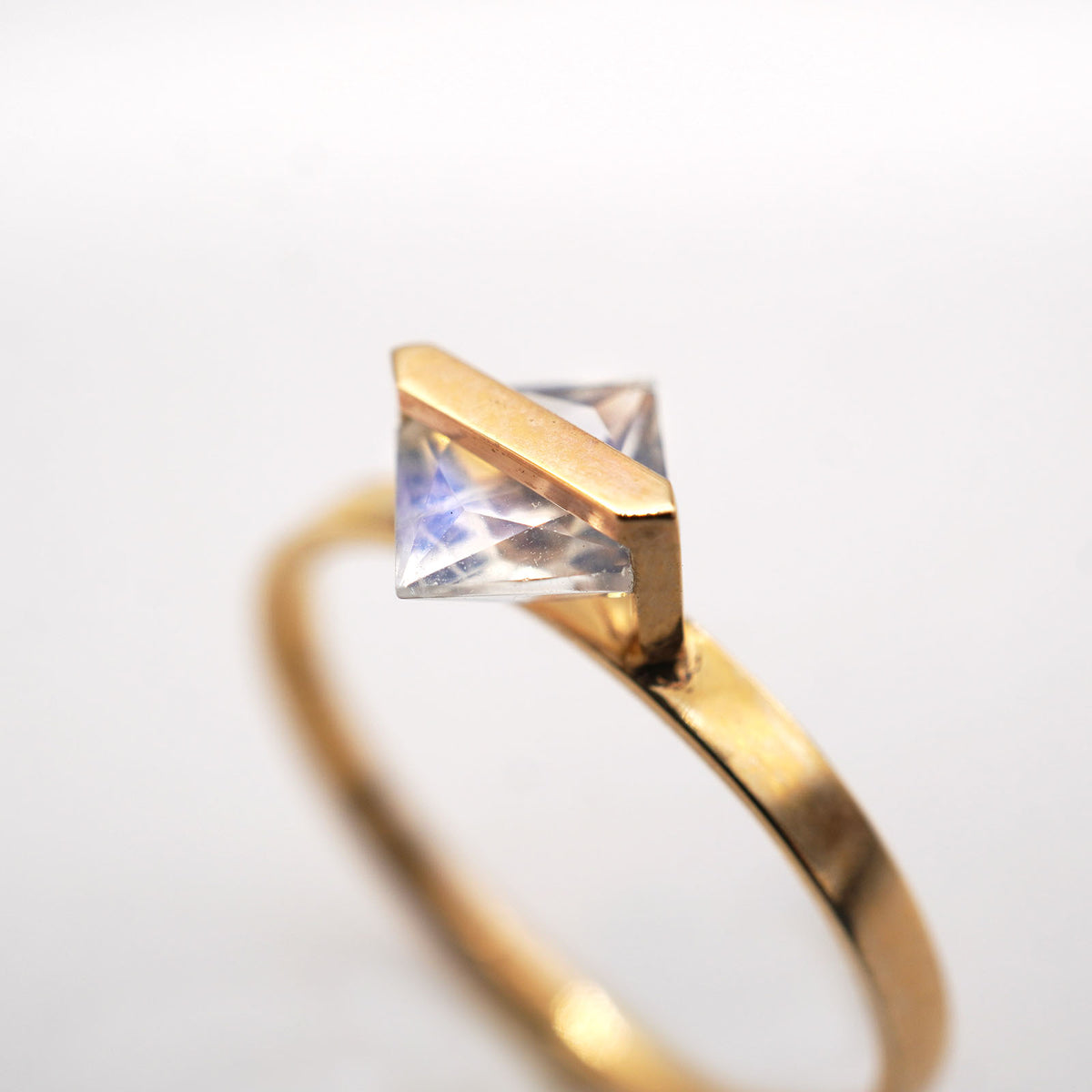 BAND RING RAINBOW MOONSTONE #4256