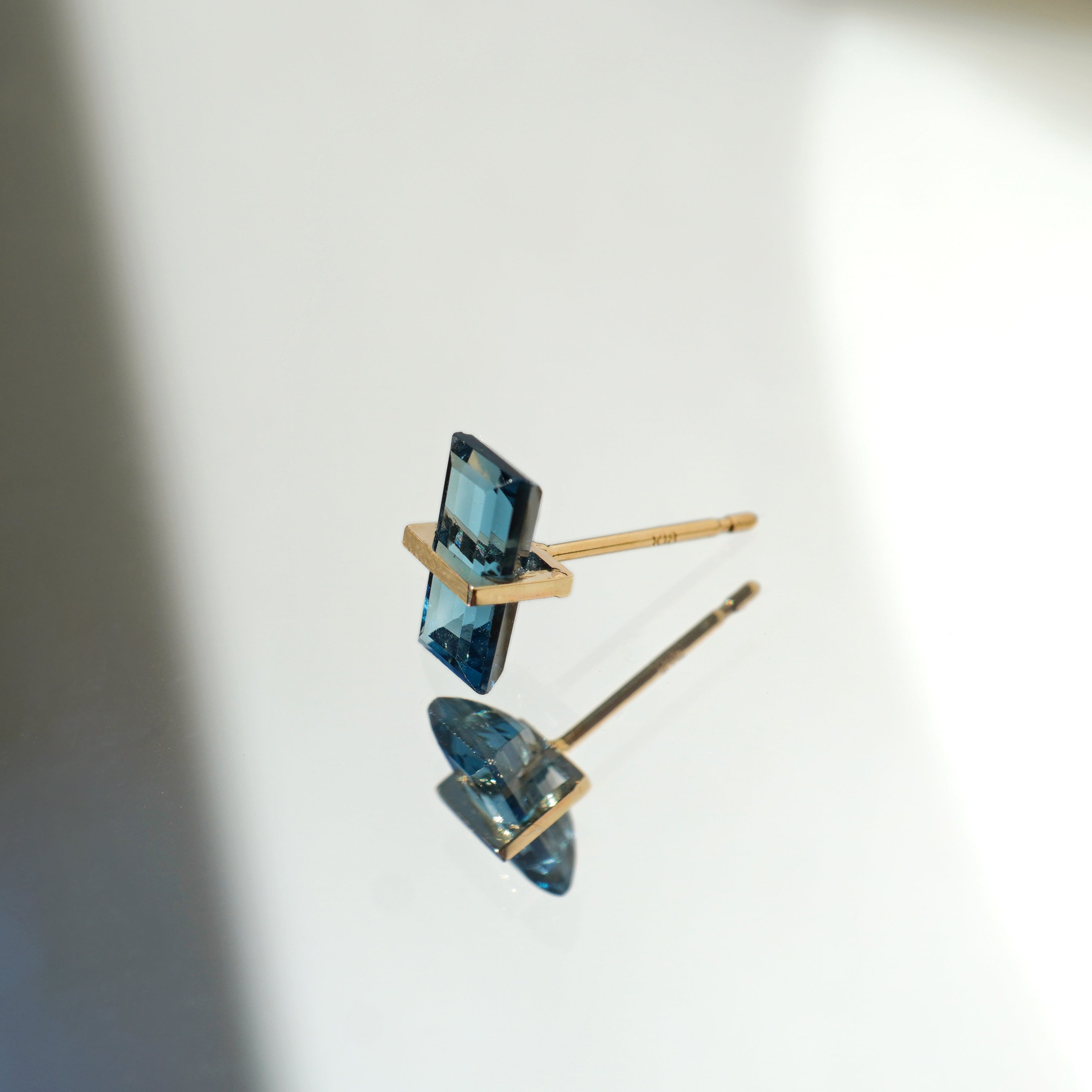 BAND SINGLE EARRING BLUE TOPAZ #3282