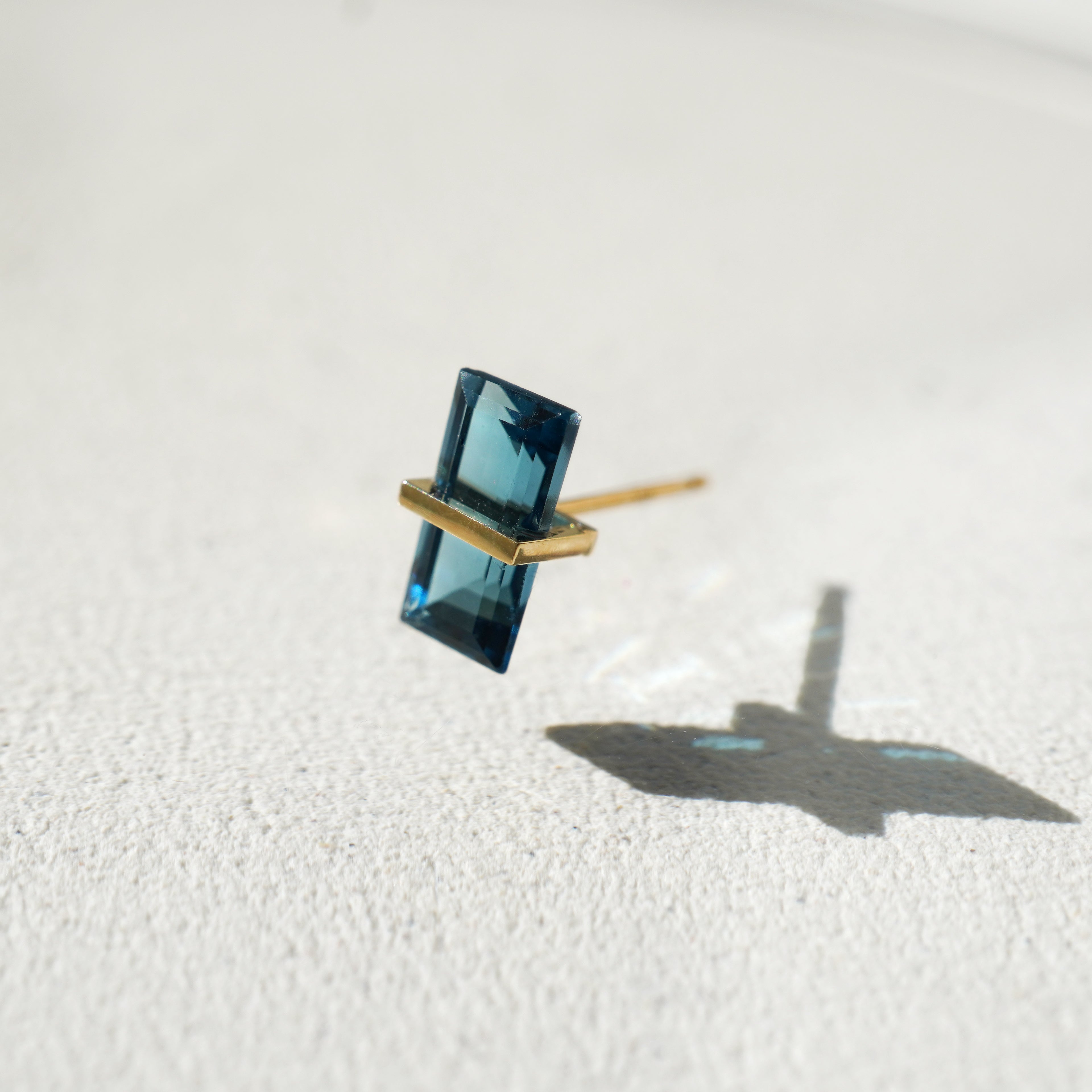 BAND SINGLE EARRING BLUE TOPAZ #3282