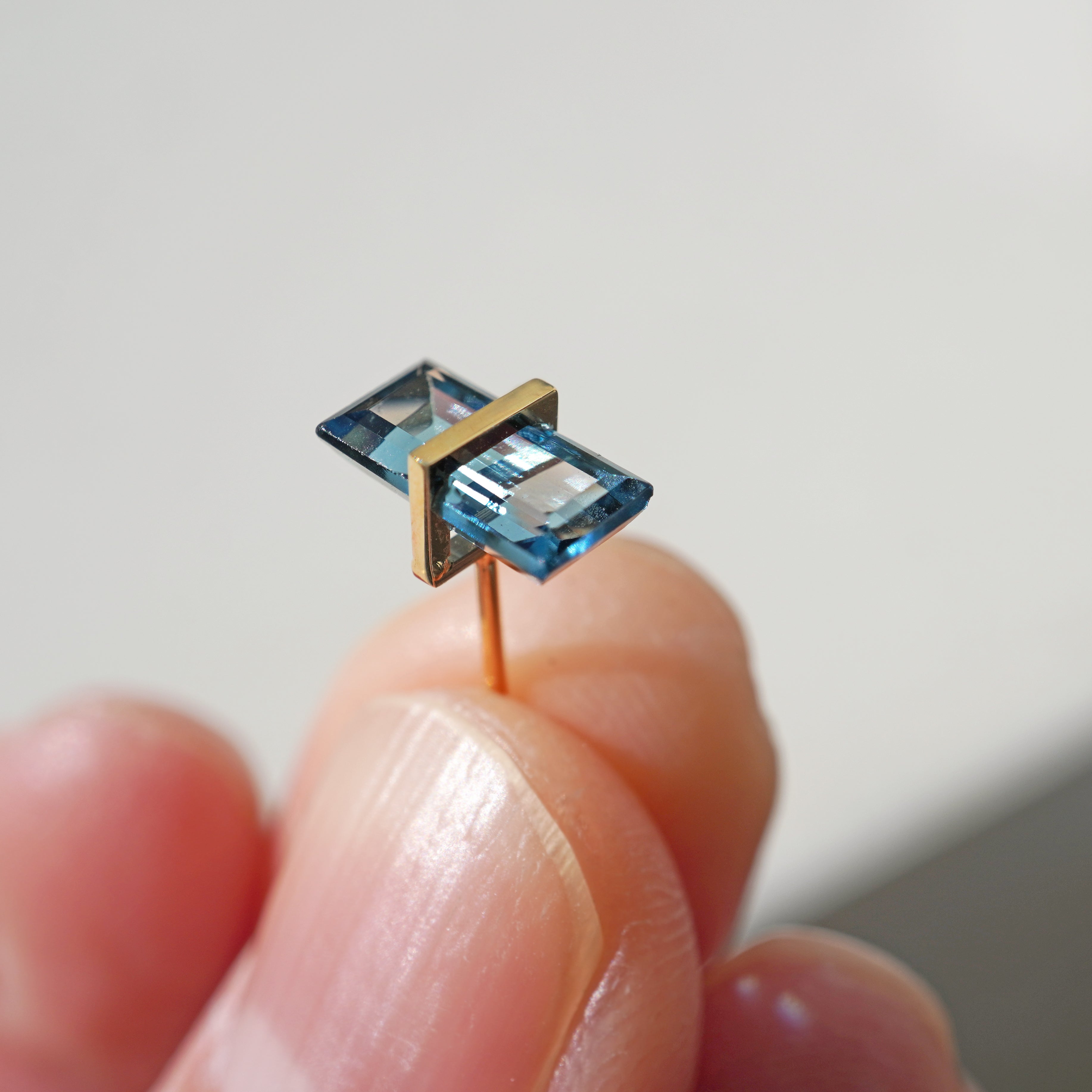 BAND SINGLE EARRING BLUE TOPAZ #3282