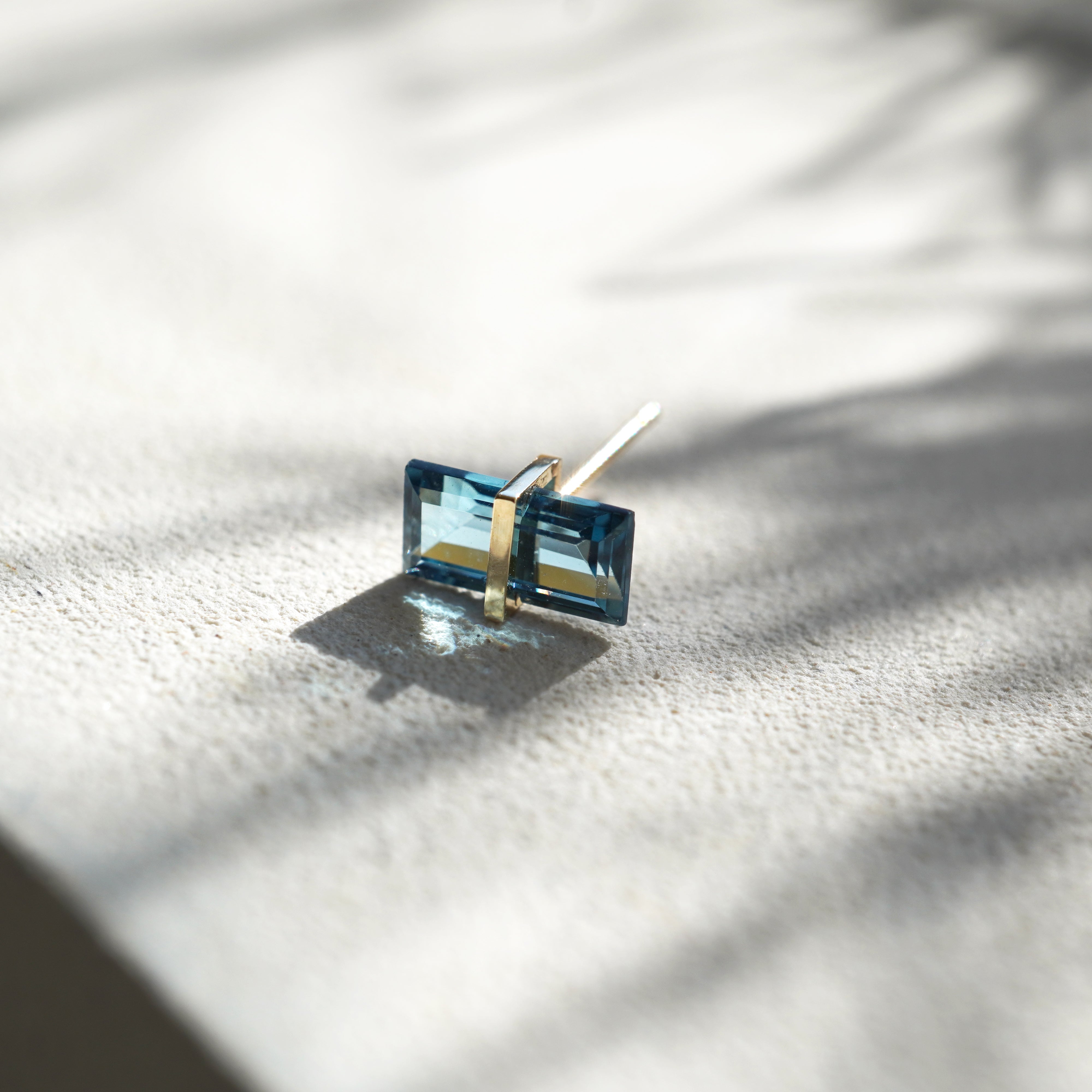 BAND SINGLE EARRING BLUE TOPAZ #3282