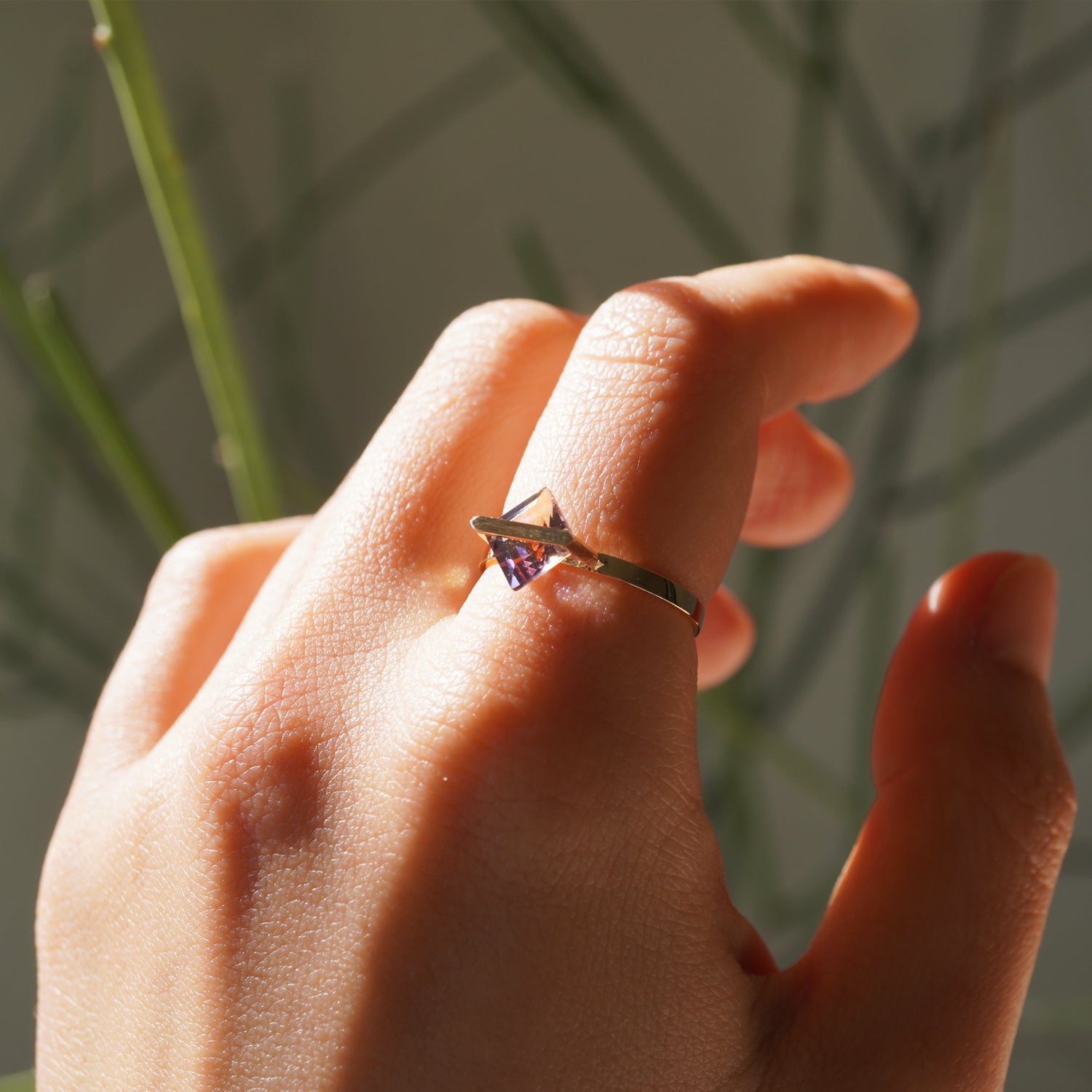 菱形のアメトリンをセットしたK10イエローゴールドリングの着用イメージ、指元でのサイズ感(11号)