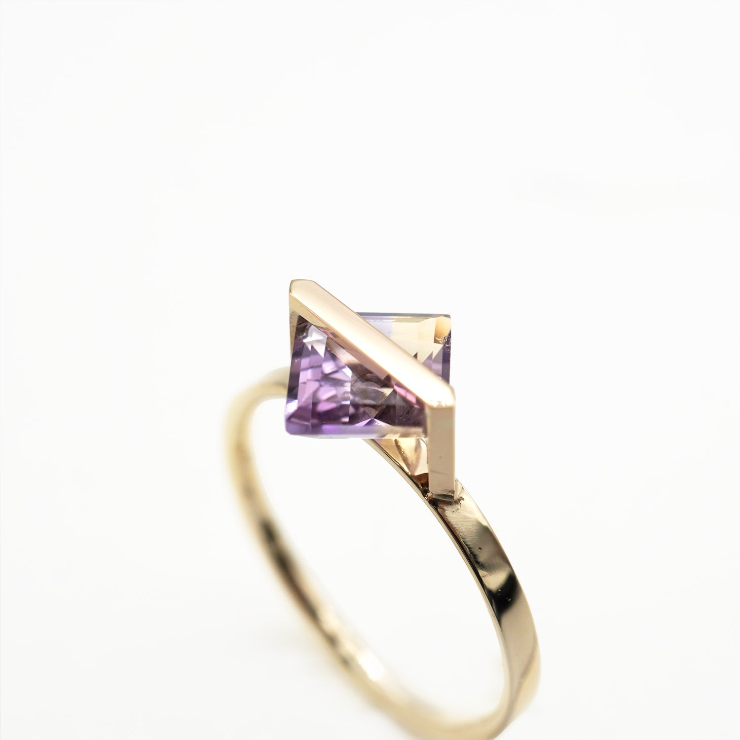 アメトリンの紫と黄色のグラデーションが見えるK10イエローゴールドリングのクローズアップ