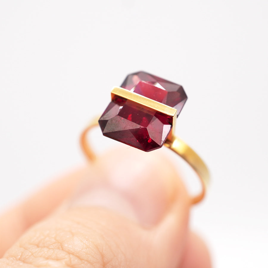 BAND RING GARNET #3248