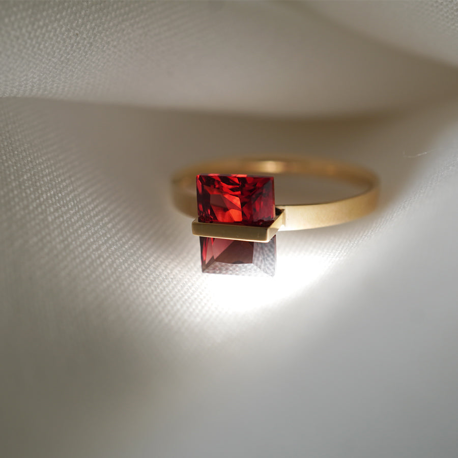 BAND RING GARNET #3685