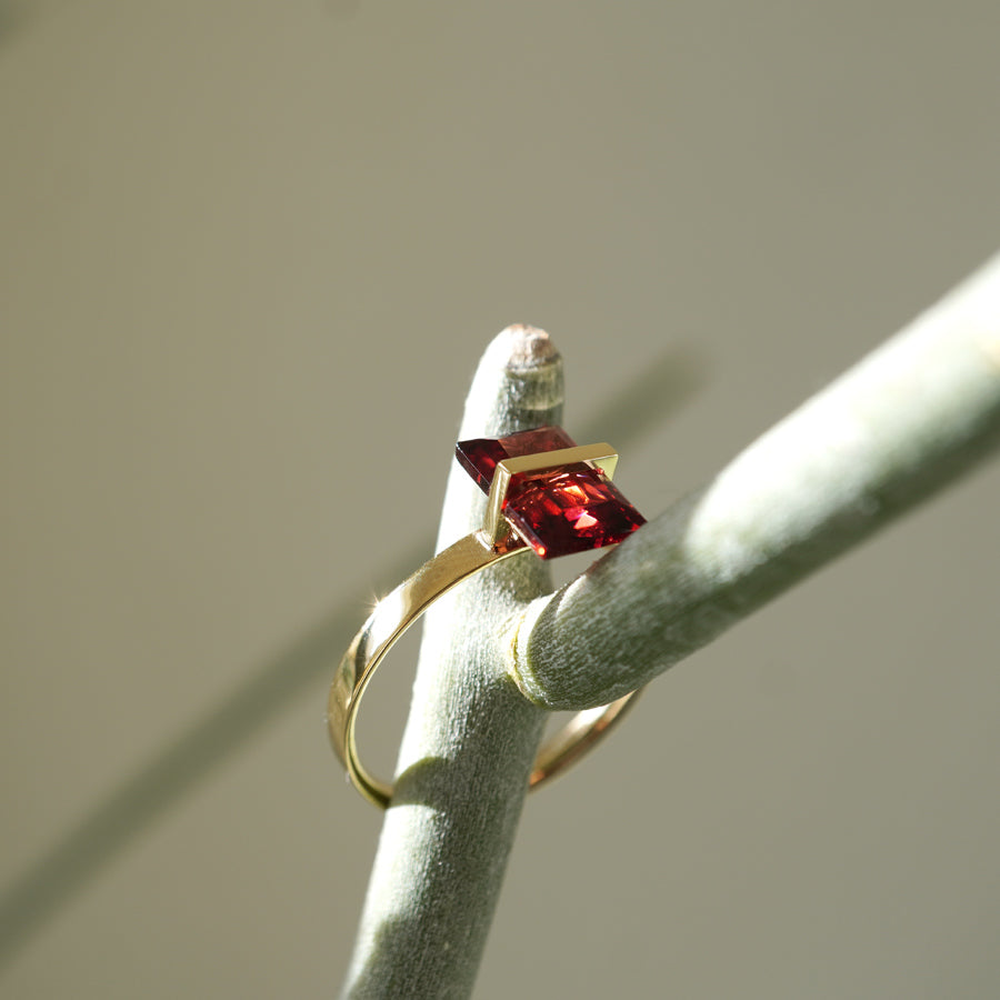 BAND RING GARNET #3685