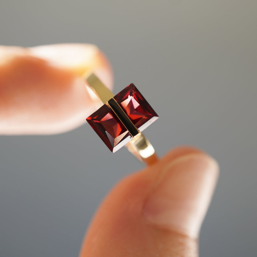 BAND RING GARNET #3685