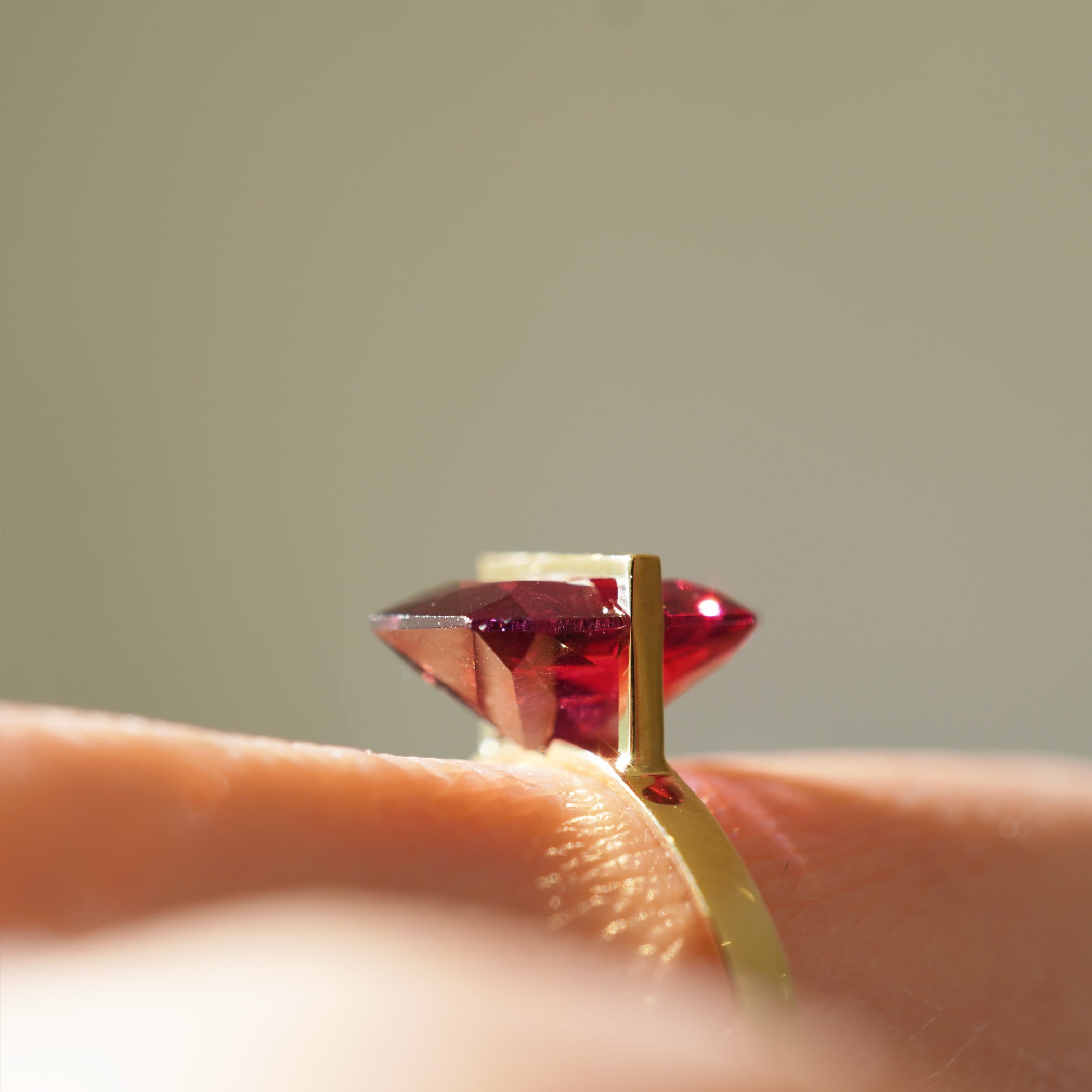 BAND RING GARNET #3248