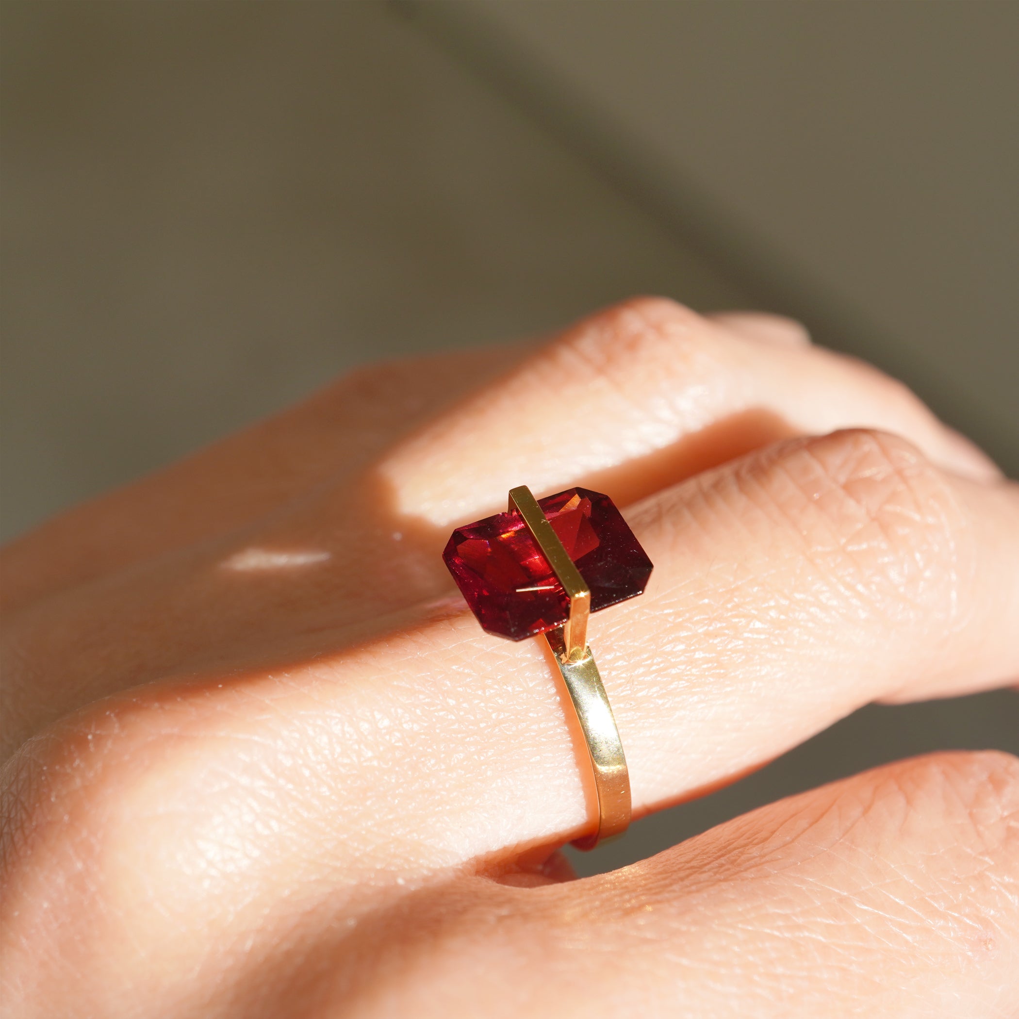 BAND RING GARNET #3248