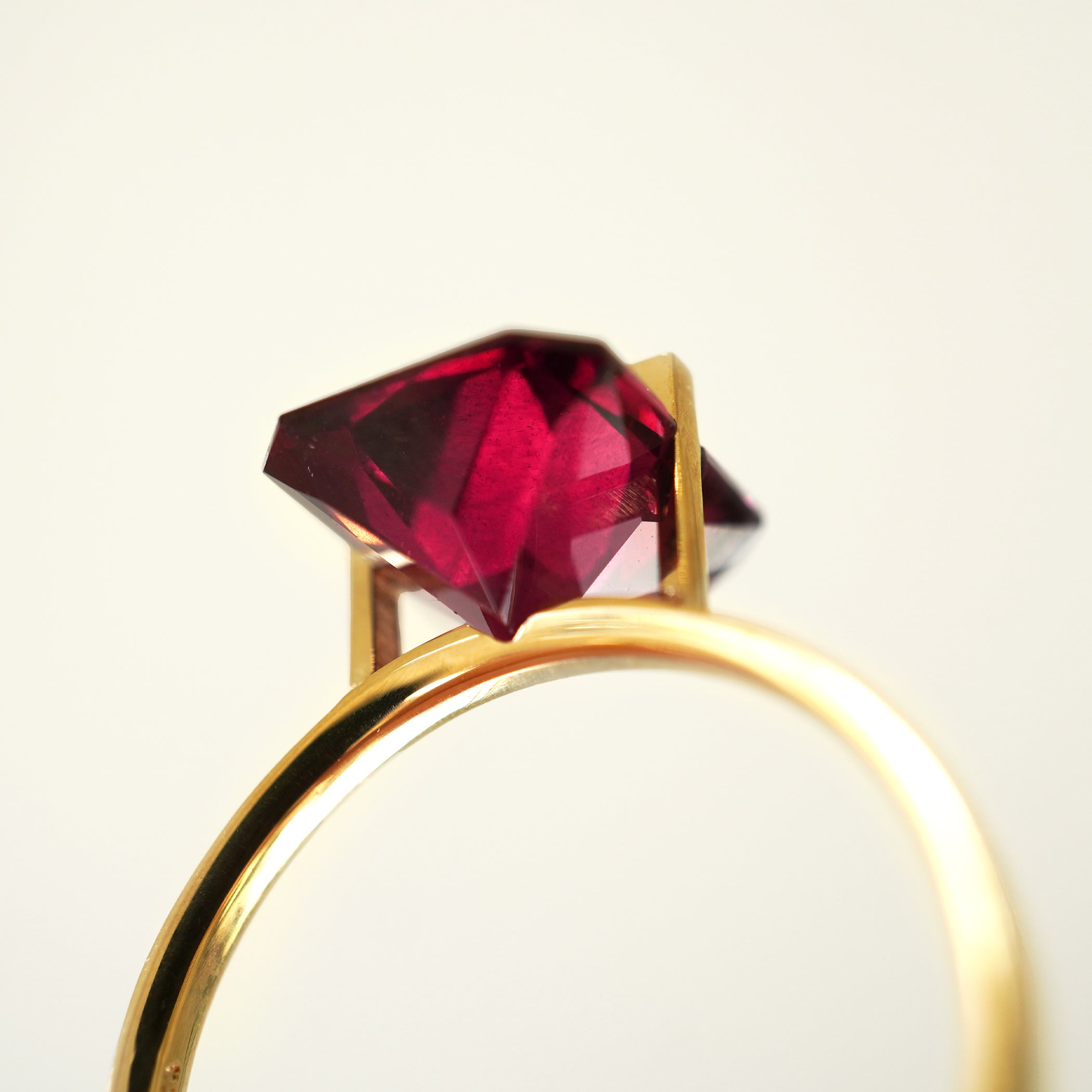 BAND RING GARNET #3248