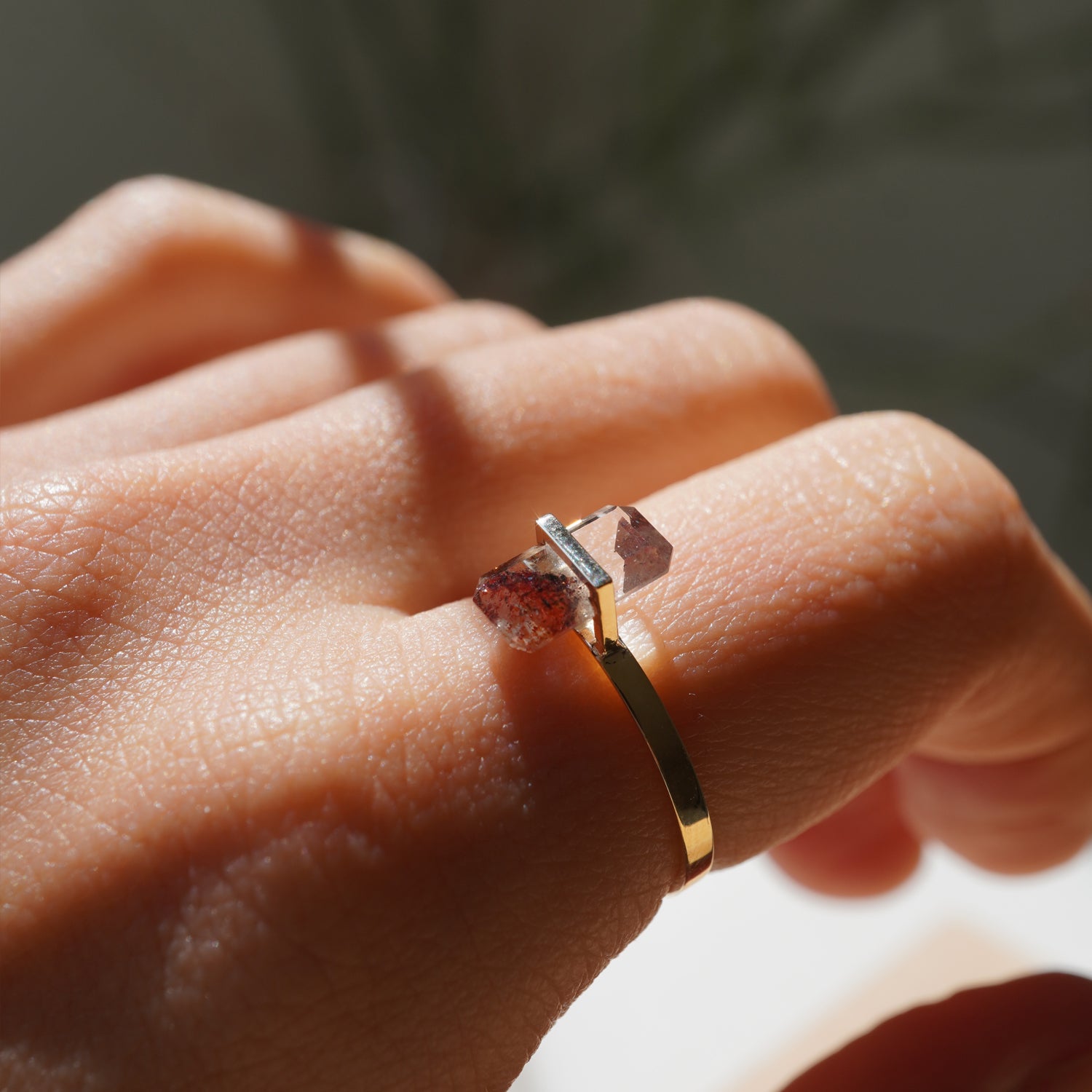ヘマタイトインクォーツをセットしたK10イエローゴールドリングのクローズアップした着用イメージ、指元でのサイズ感(11号)