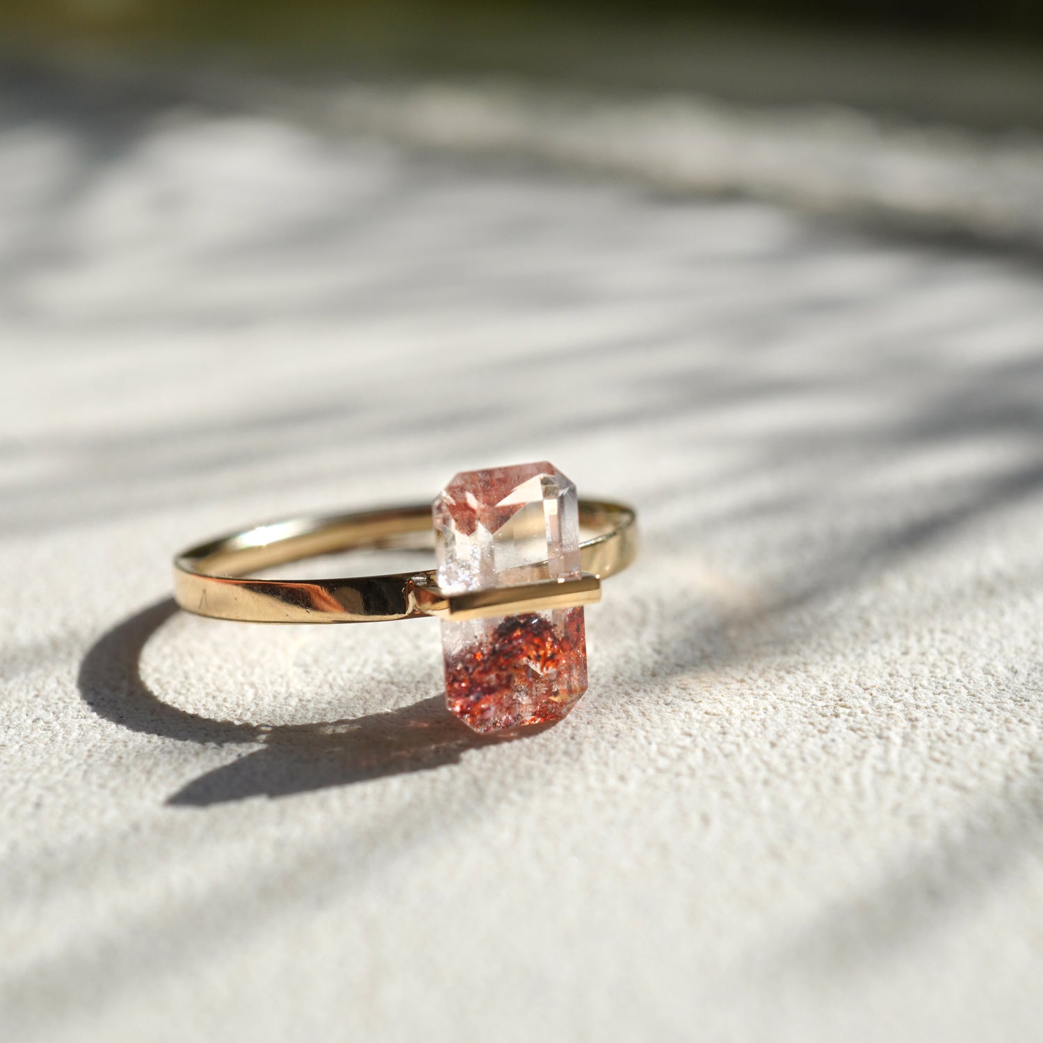 ヘマタイトインクォーツをバーで固定したK10イエローゴールドリング、赤いインクルージョンが特徴のデザイン(11号)