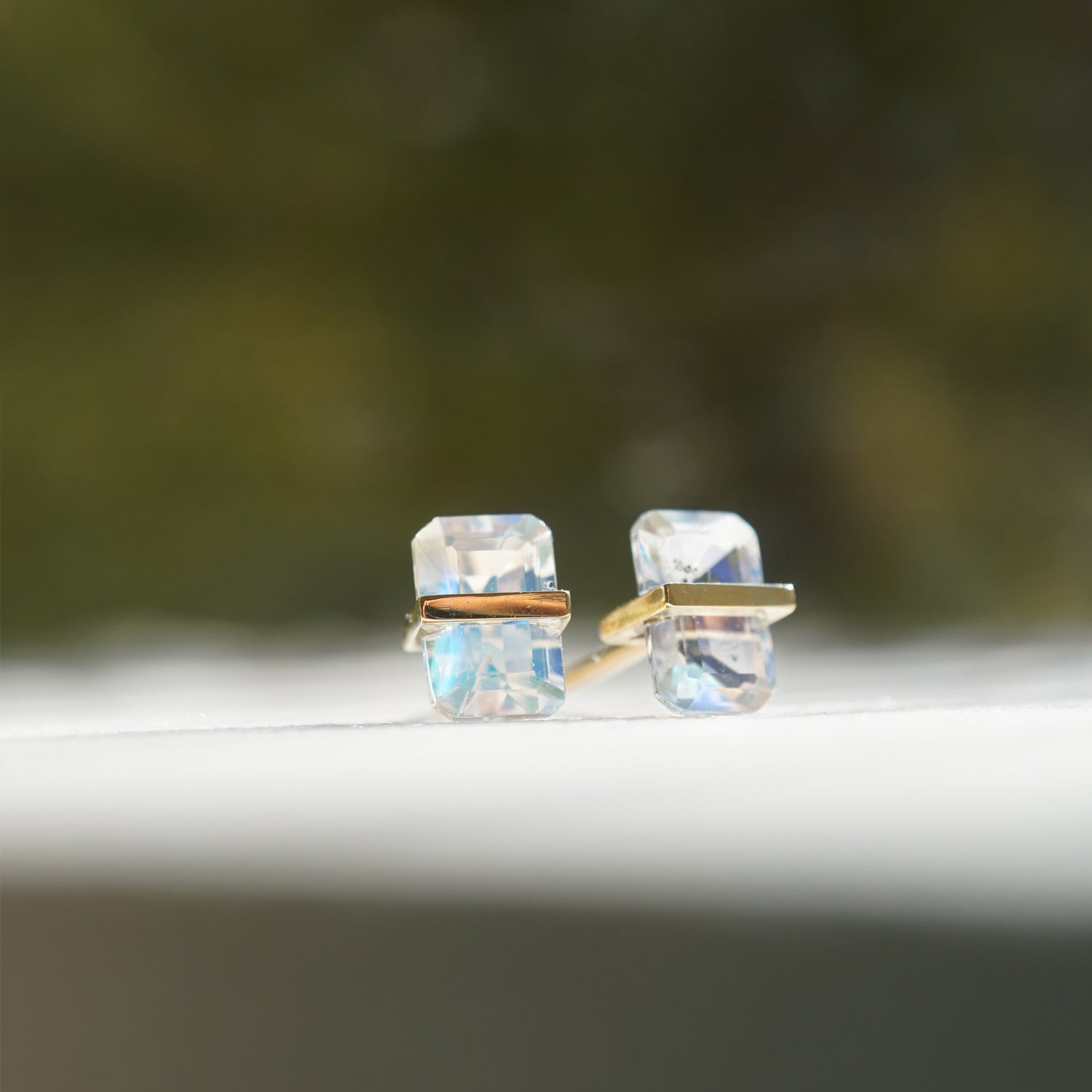 バケットカットのレインボームーンストーンをセットしたピアス(ペア)、虹色と乳白色が美しい