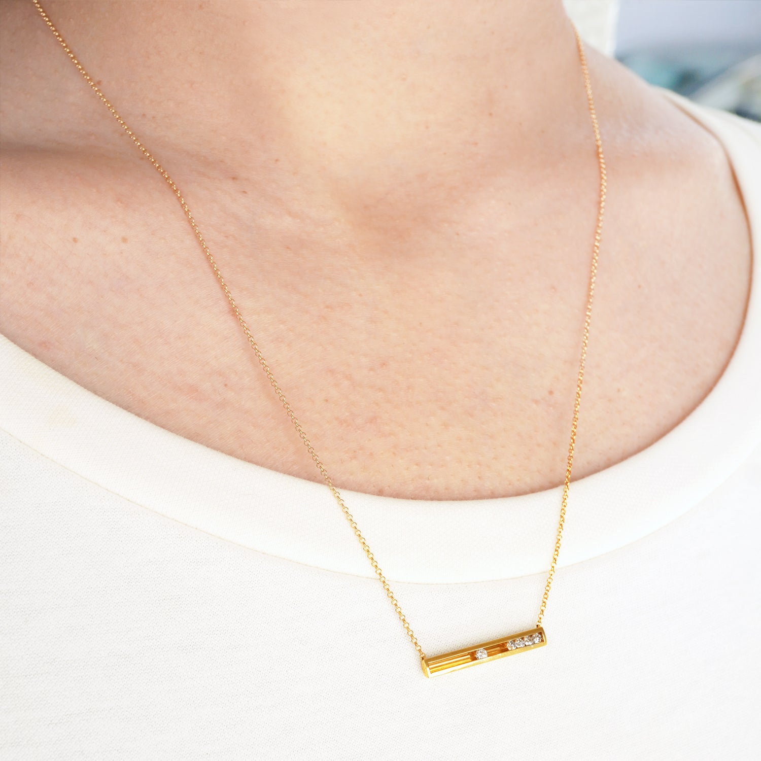 MOVING NECKLACE