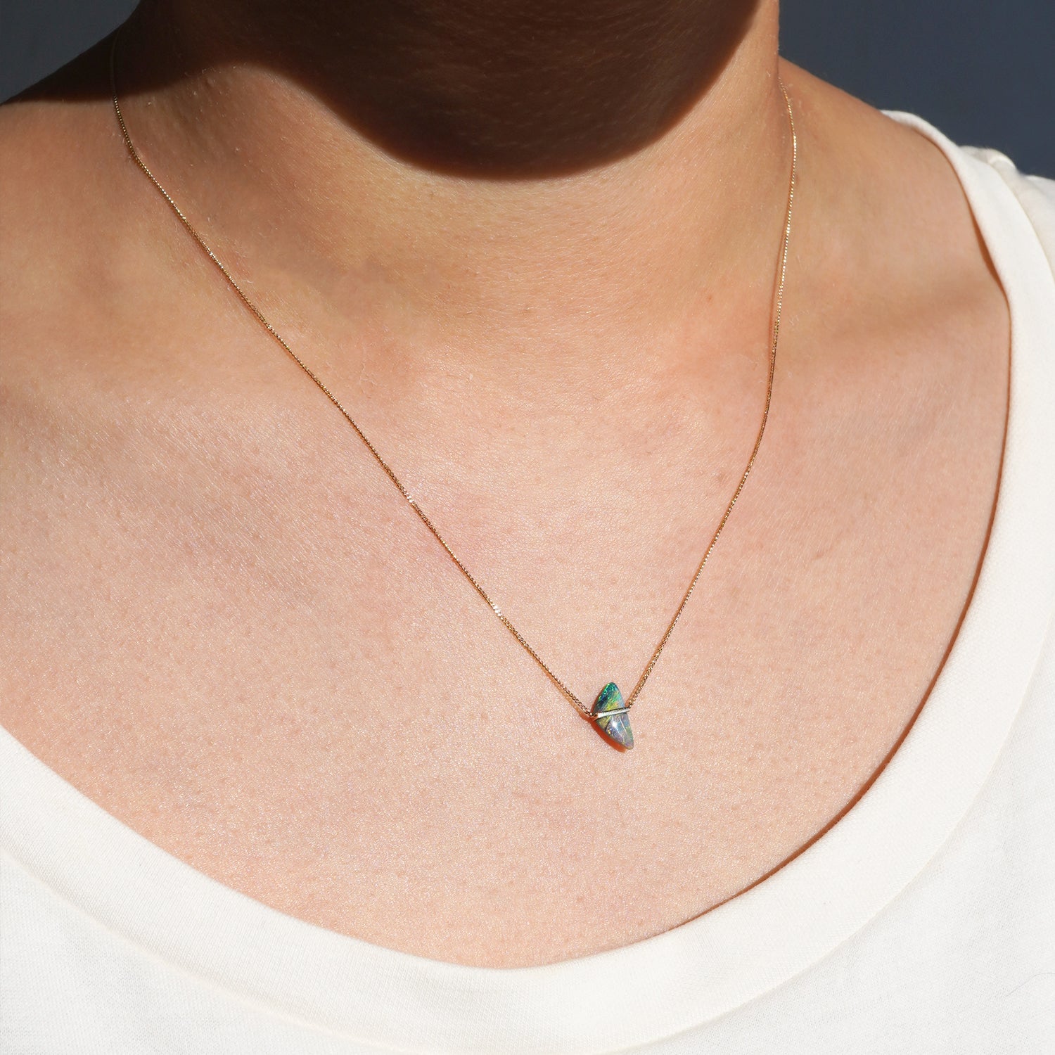 ボルダーオパールをセットしたK10イエローゴールドネックレスの少し左から見た着用イメージ、40cmの長さ感