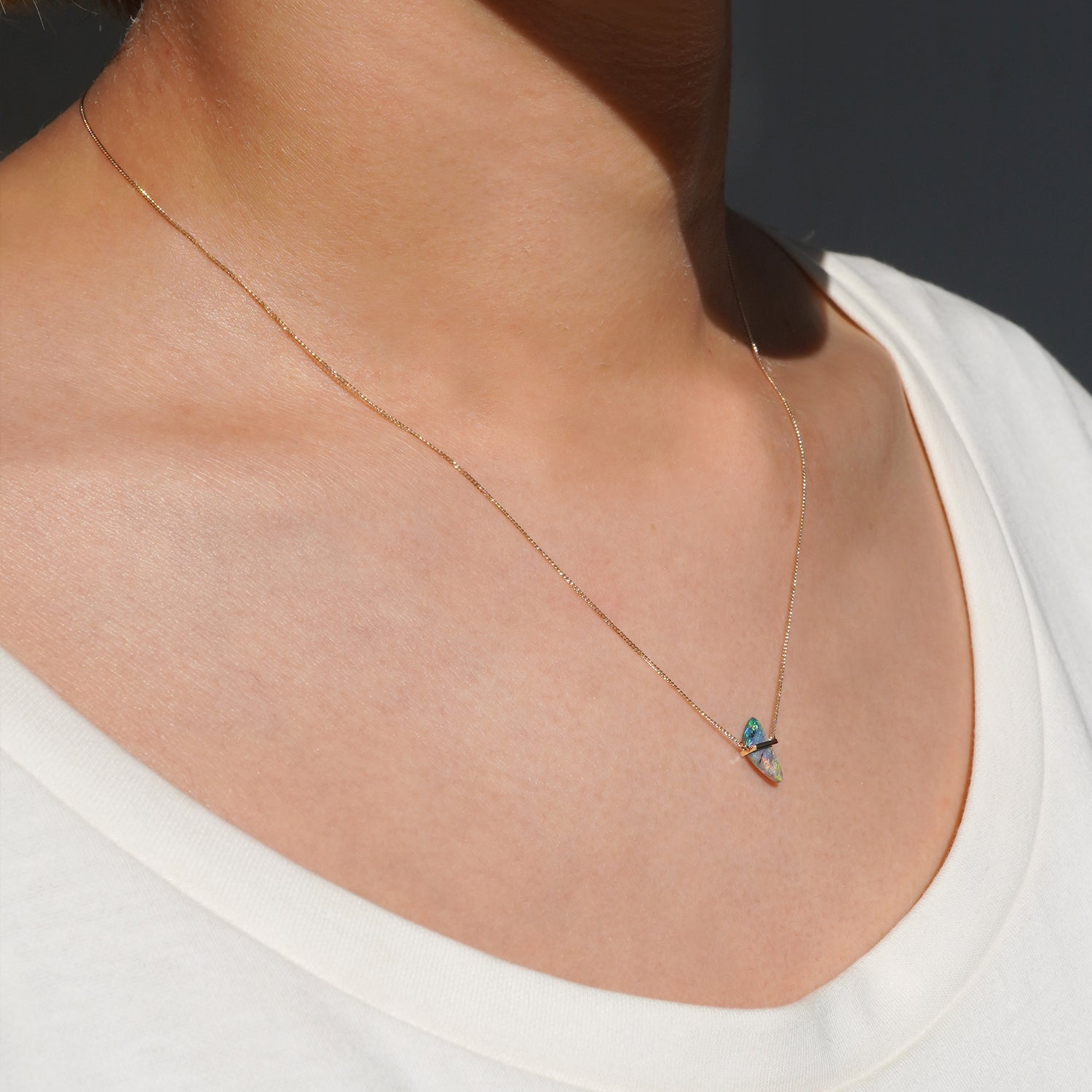 ボルダーオパールをセットしたK10イエローゴールドネックレスの左から見た着用イメージ、40cmの長さ感