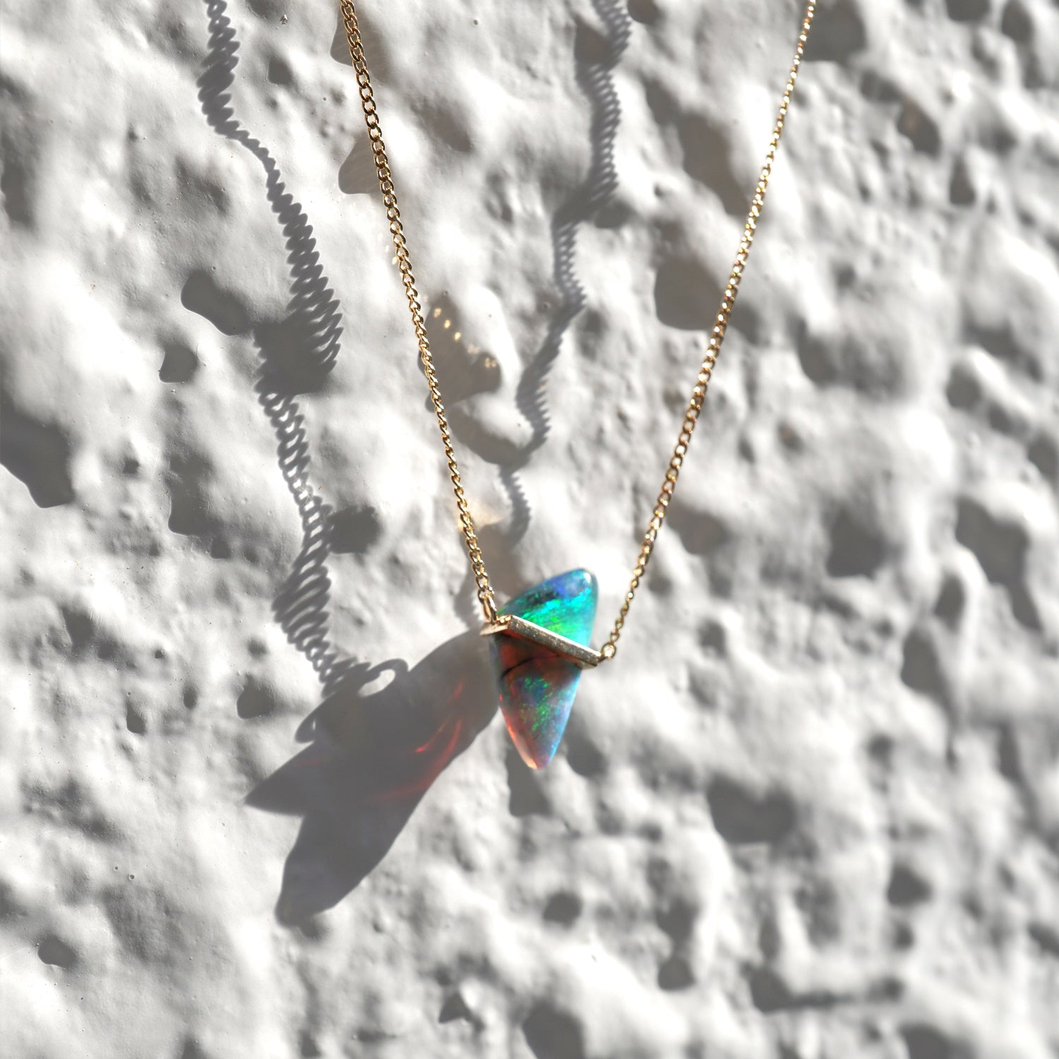 三角形のボルダーオパールをバーで固定したK10イエローゴールドネックレス、遊色が美しいペンダント(40cm)