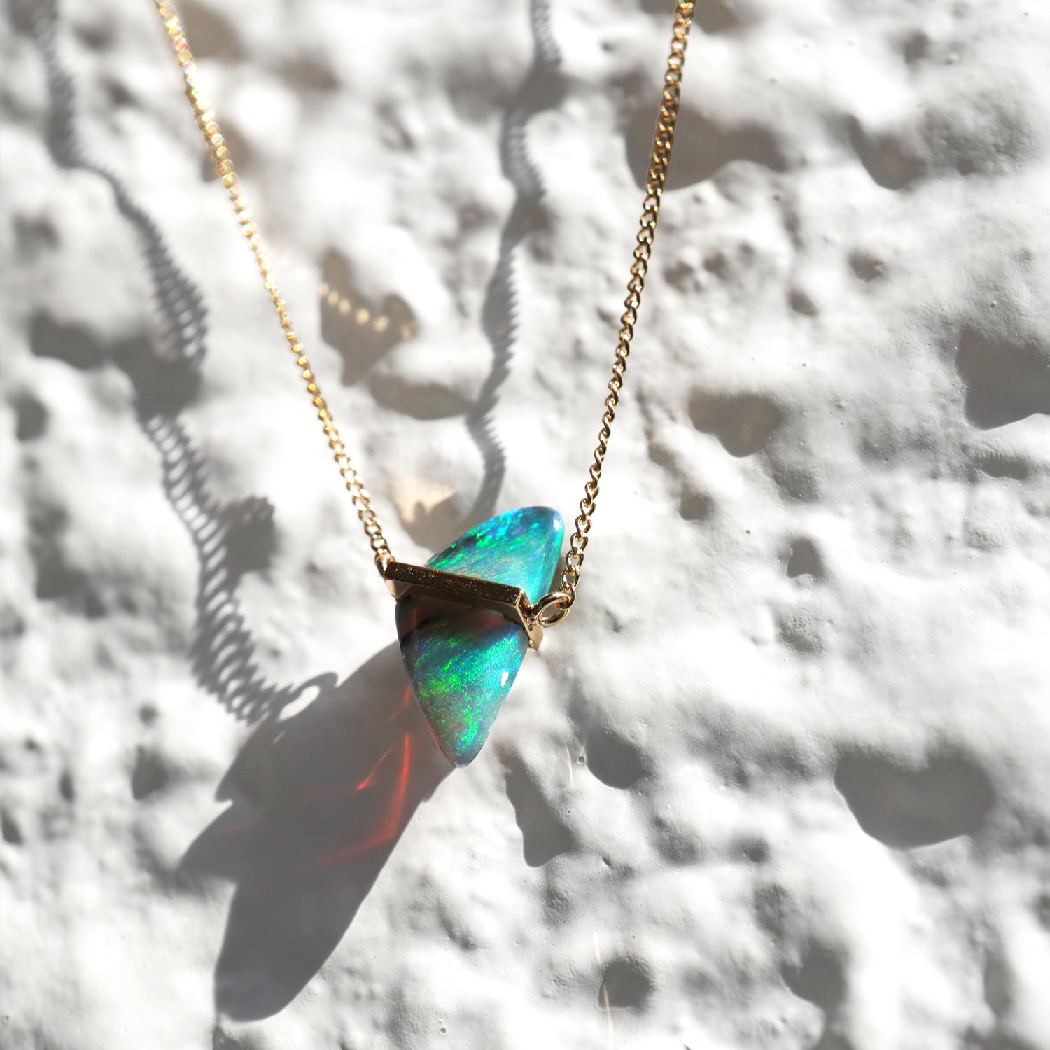 ボルダーオパールの遊色と表面の質感がわかるK10イエローゴールドネックレスのクローズアップ