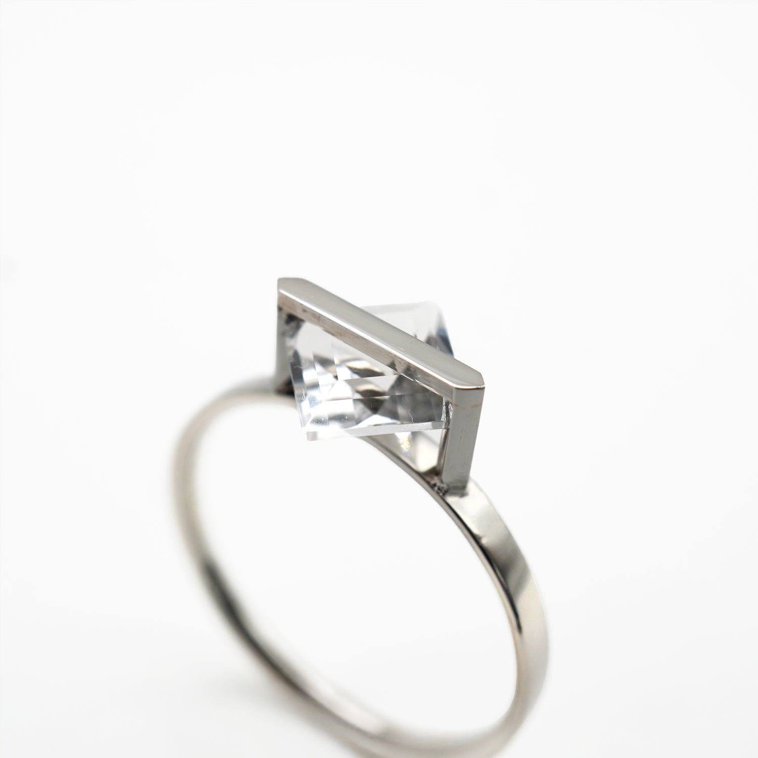 クオーツのカット面と光の反射が見えるPt900リングのクローズアップ