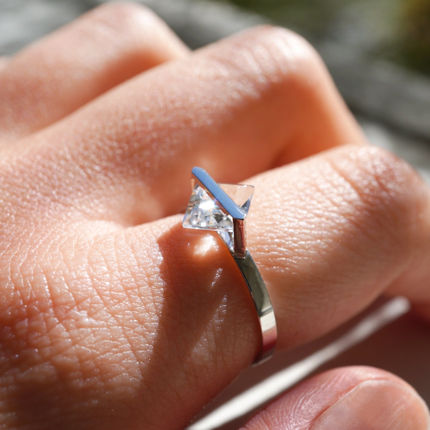 菱形カットのクオーツの透明感が際立つPt900リングの着用イメージ、クォーツが煌めいて美しいリング。