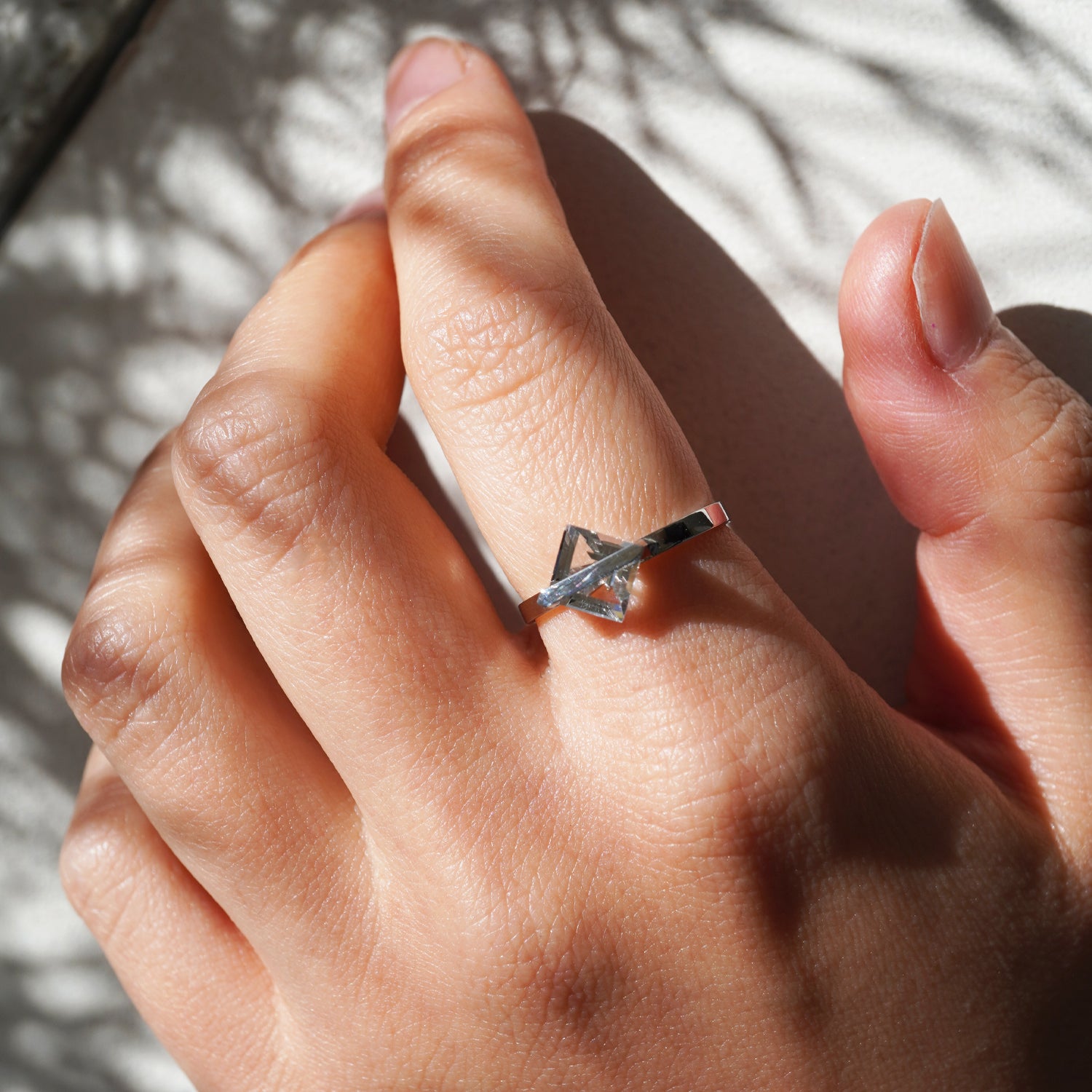 菱形カットのクオーツの透明感が際立つPt900リングの着用イメージ、透明のクォーツでも存在感を感じるリング