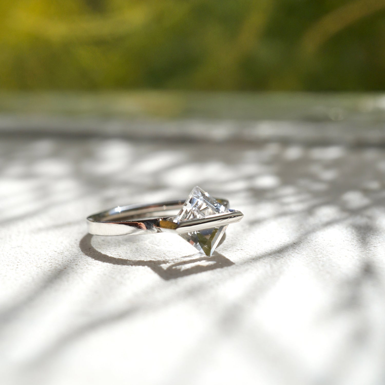 三角形のクオーツをバーで固定したPt900リング、ミニマルな構造のデザイン(11号・サイズ直し可)