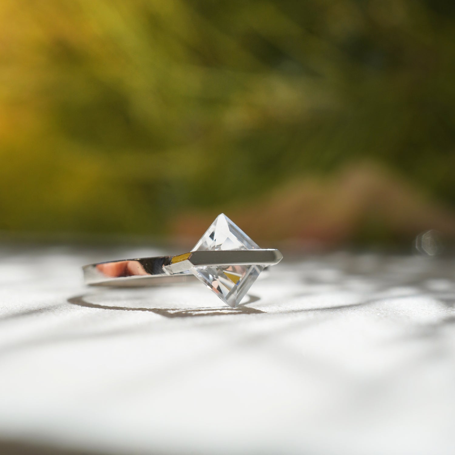 三角形のクオーツをバーで固定したPt900リング、ミニマルな構造のデザイン(11号・サイズ直し可)