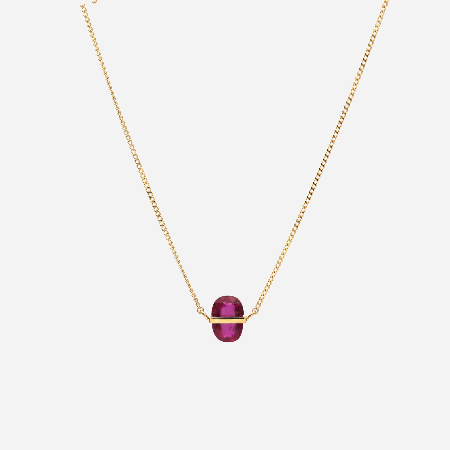 RUBY(ルビー)の天然石を横断するようにバーで固定したゴールド(K10YG)ネックレス、構造を見せるミニマルなデザイン正面