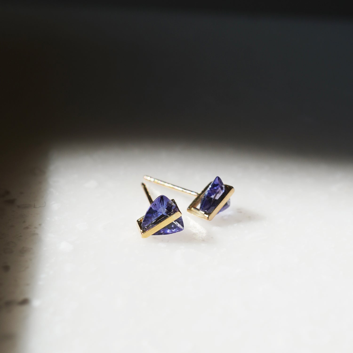 三角形にカットされたタンザナイトの青紫が美しいK10イエローゴールドのピアス(ペア)、ポストはK18YG