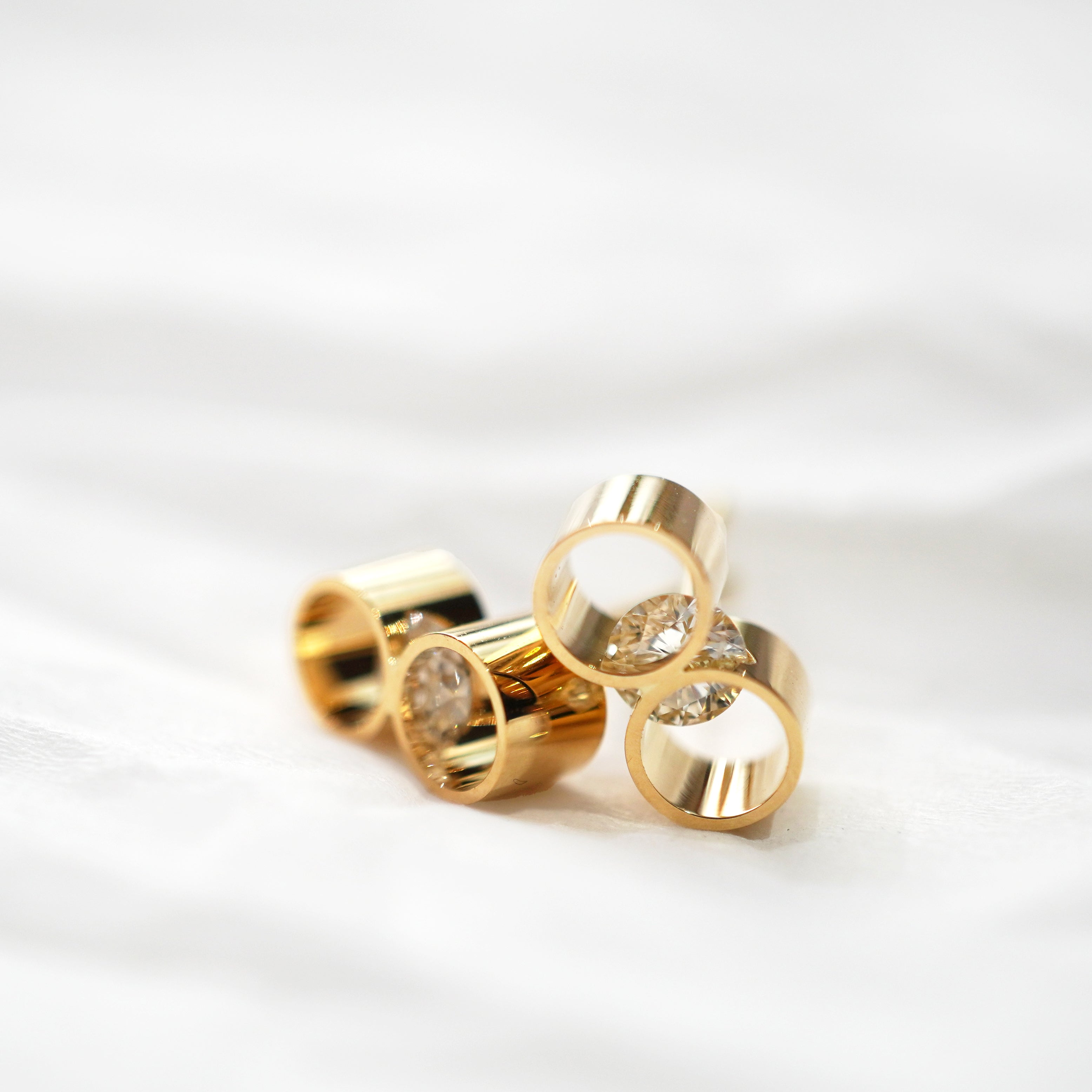 CON EARRINGS short