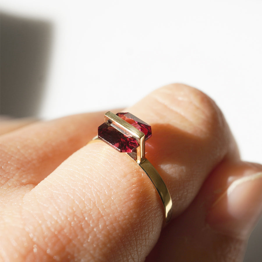 BAND RING GARNET #2597