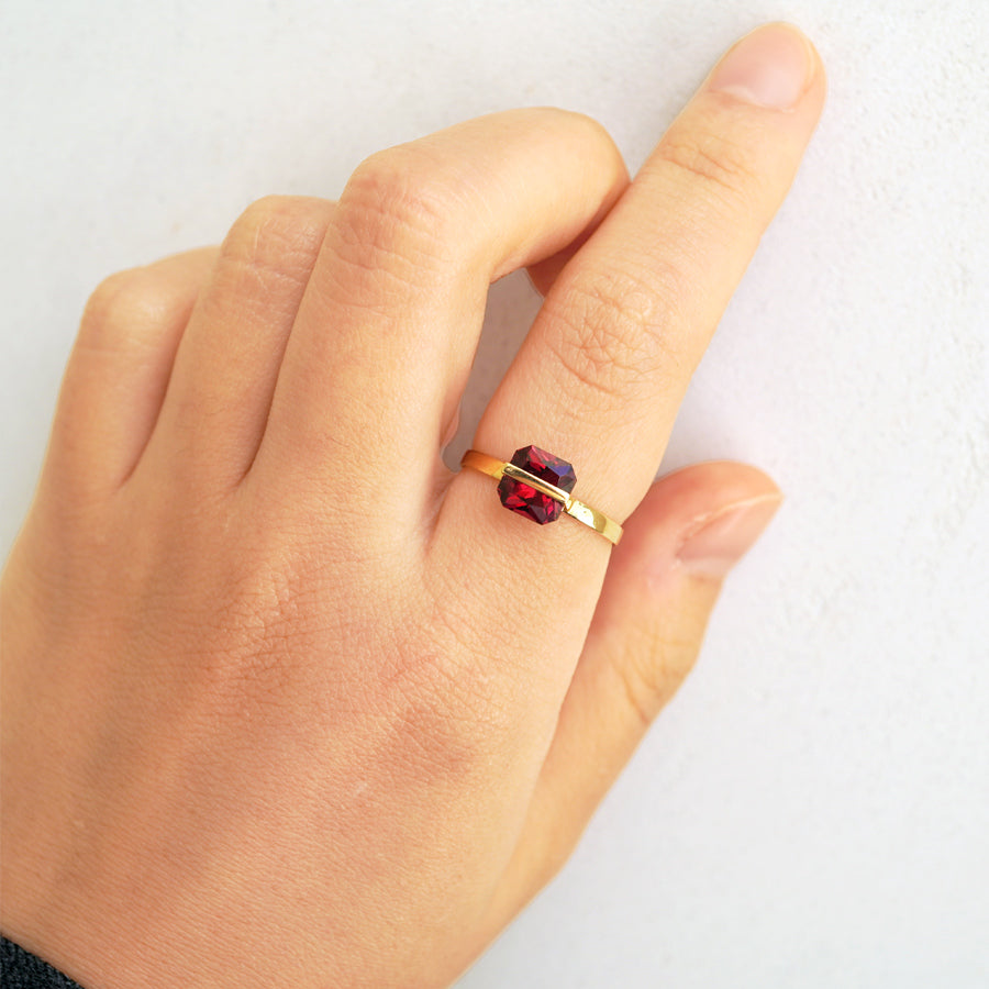 BAND RING GARNET #2597