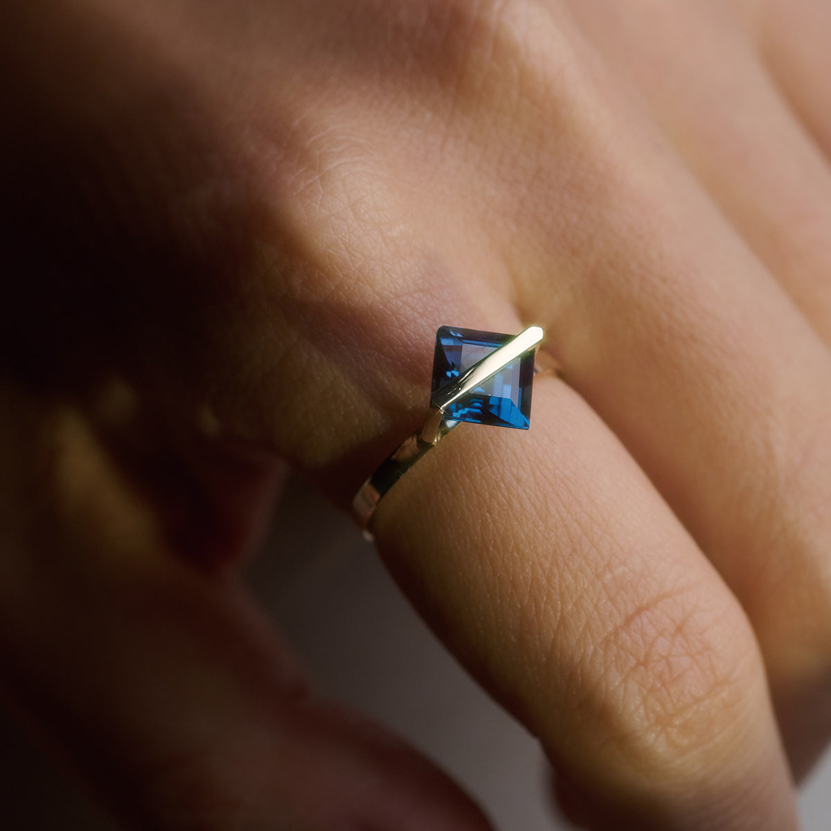 BAND RING BLUE TOPAZ#4018