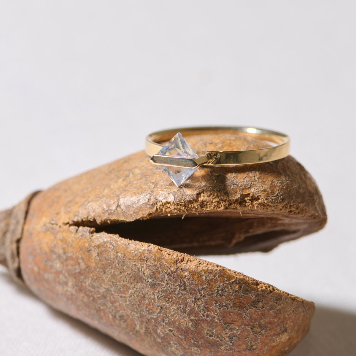 BAND RING RAINBOW MOONSTONE #4256