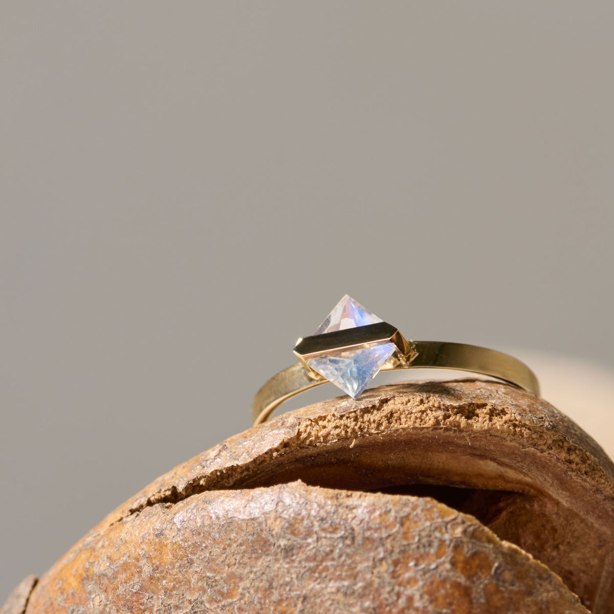 BAND RING RAINBOW MOONSTONE #4256