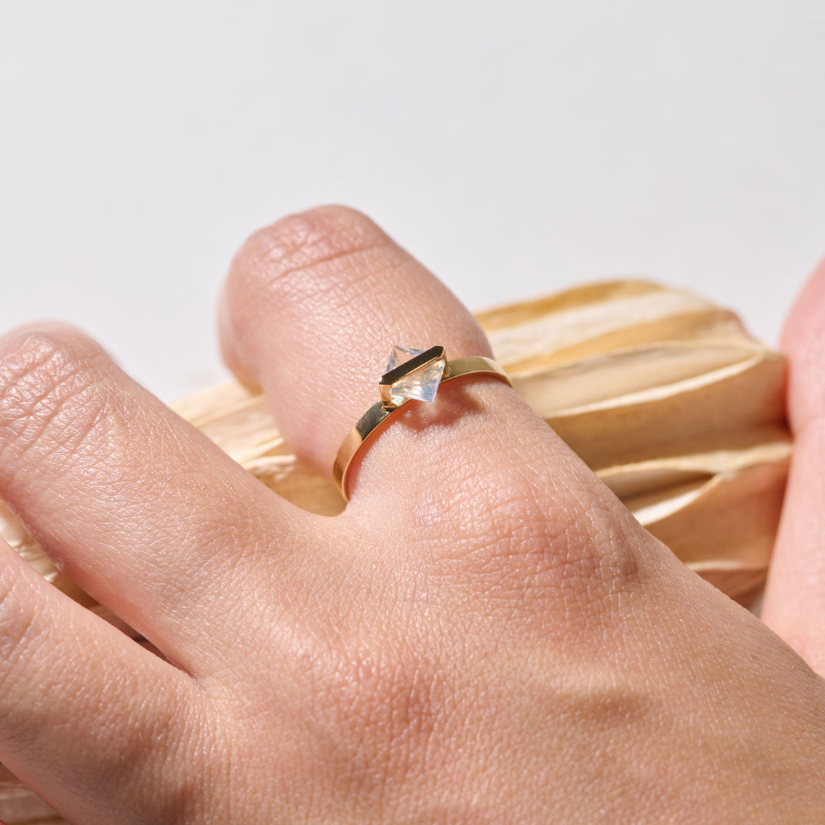 BAND RING RAINBOW MOONSTONE #4256