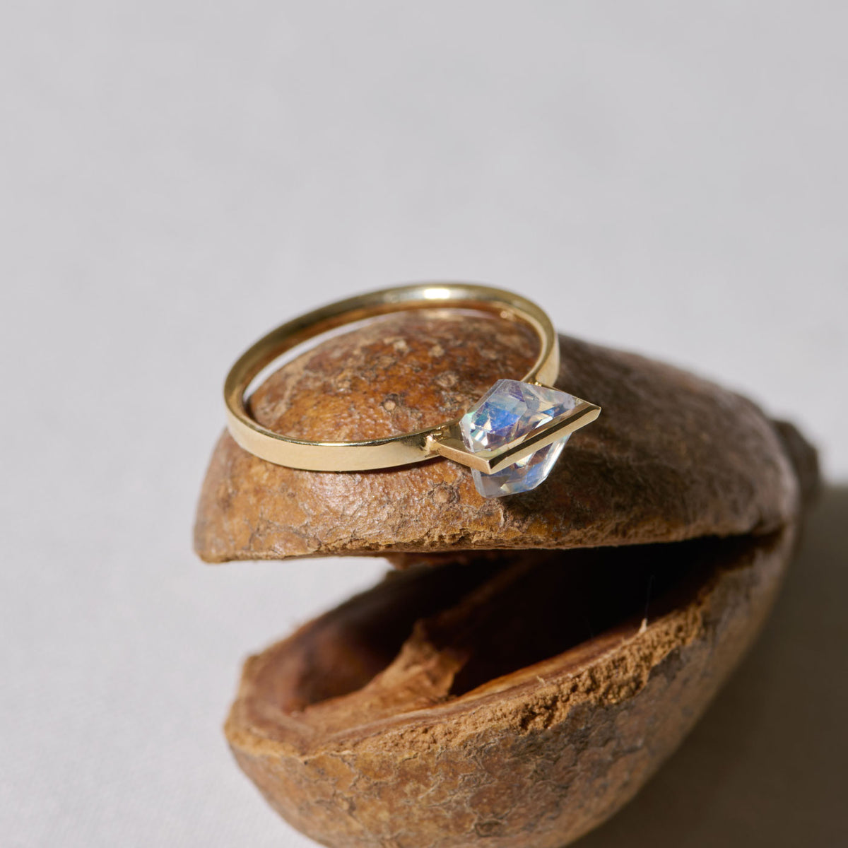 BAND RING RAINBOW MOONSTONE #4248