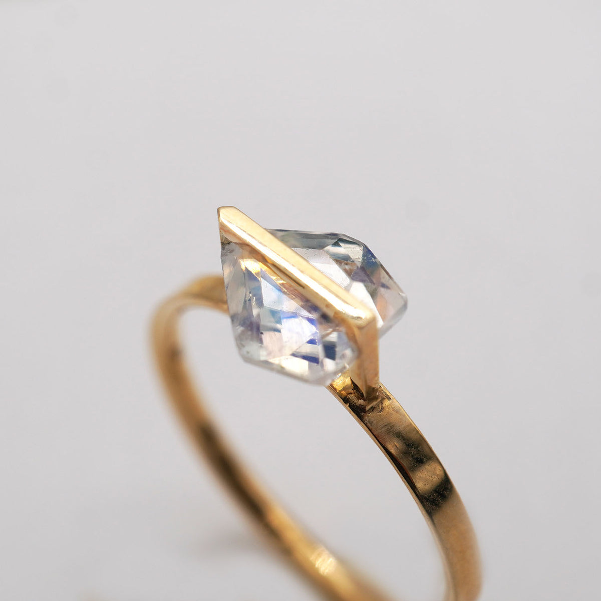BAND RING RAINBOW MOONSTONE #4248