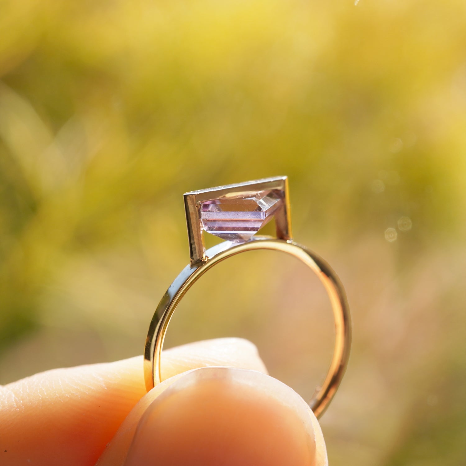 アメトリンを横断するバー構造が見えるK10イエローゴールドリングのサイドディテール