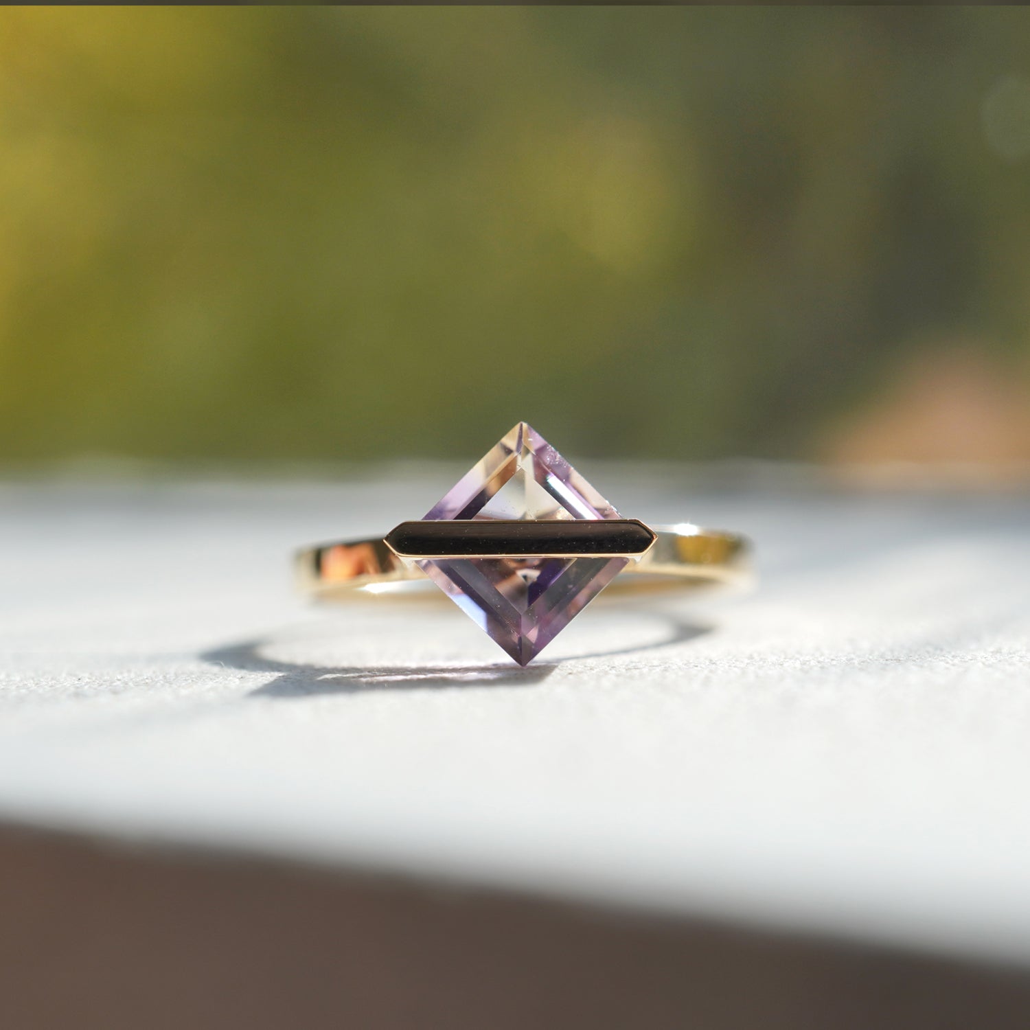 紫と黄色が混ざり合う菱形のアメトリンをバーで固定したK10イエローゴールドリング、色のグラデーションが際立つデザイン（11号）