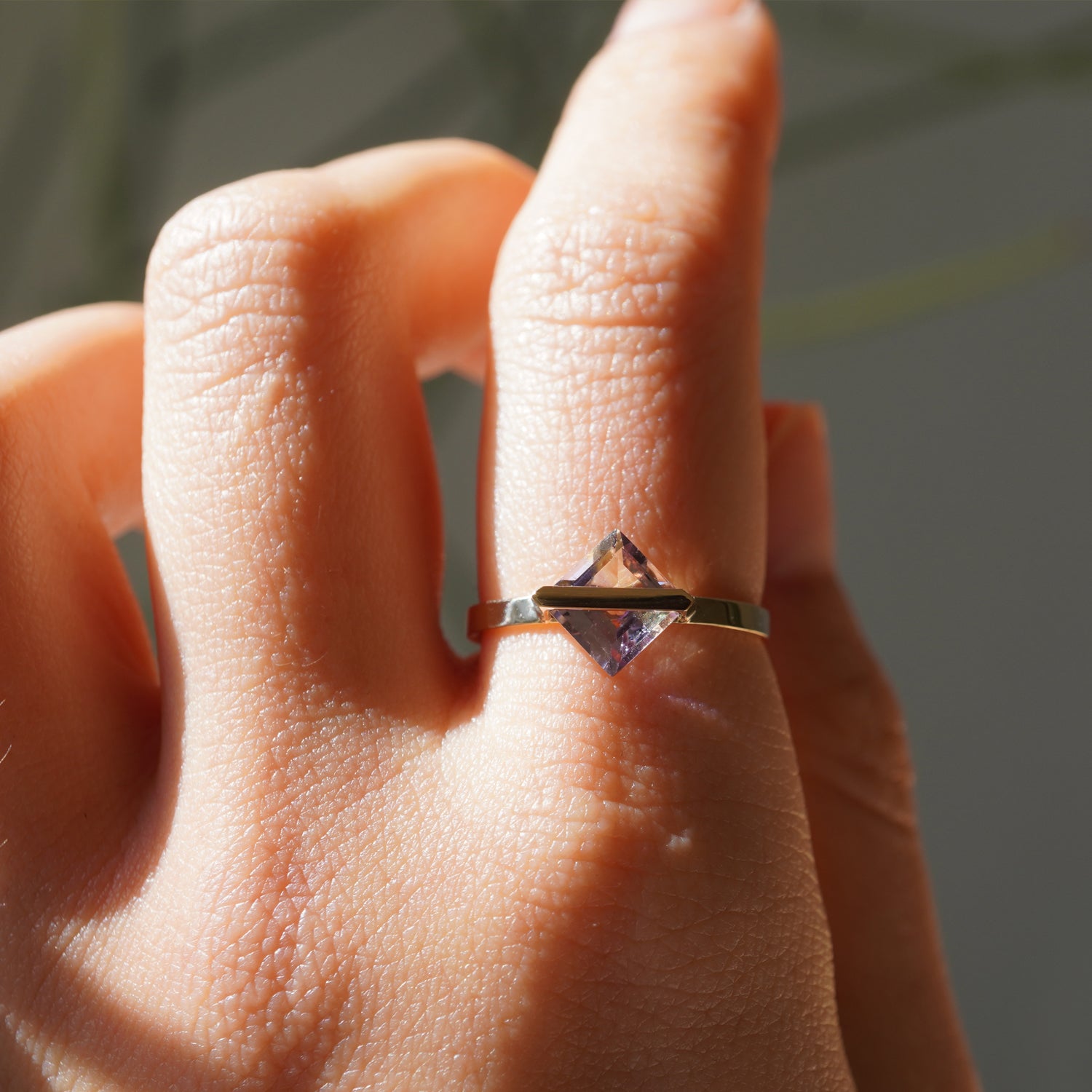 菱形のアメトリンをセットしたK10イエローゴールドリングの着用イメージ（11号）