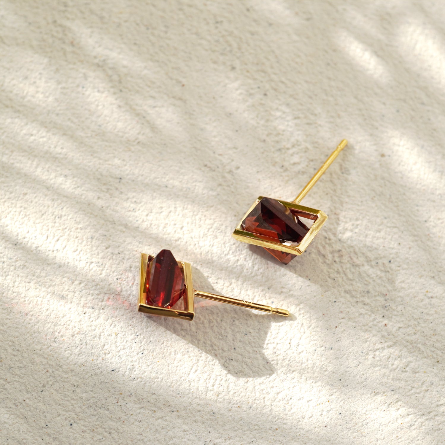 BAND EARRINGS GARNET #3703