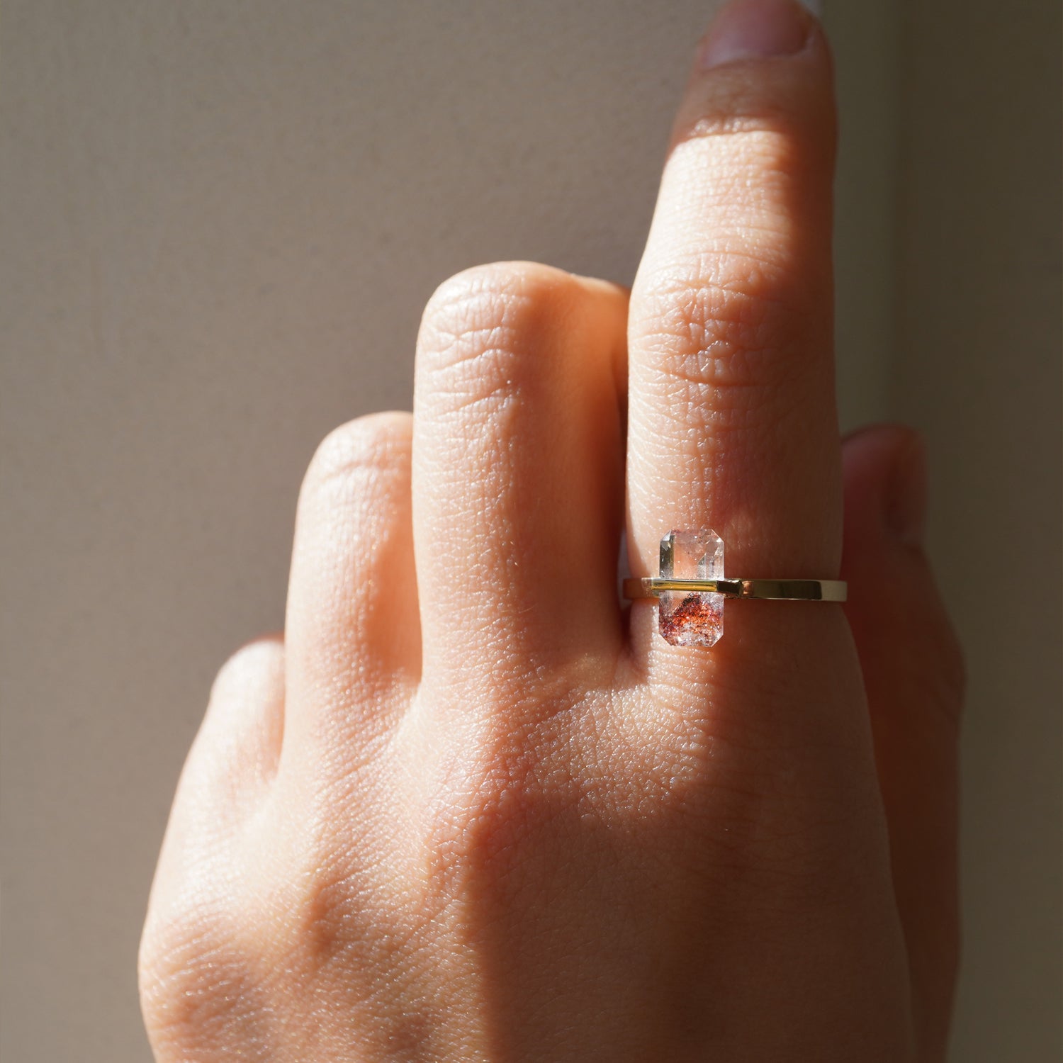 ヘマタイトインクォーツをセットしたK10イエローゴールドリングの着用イメージ、指元でのサイズ感（11号）