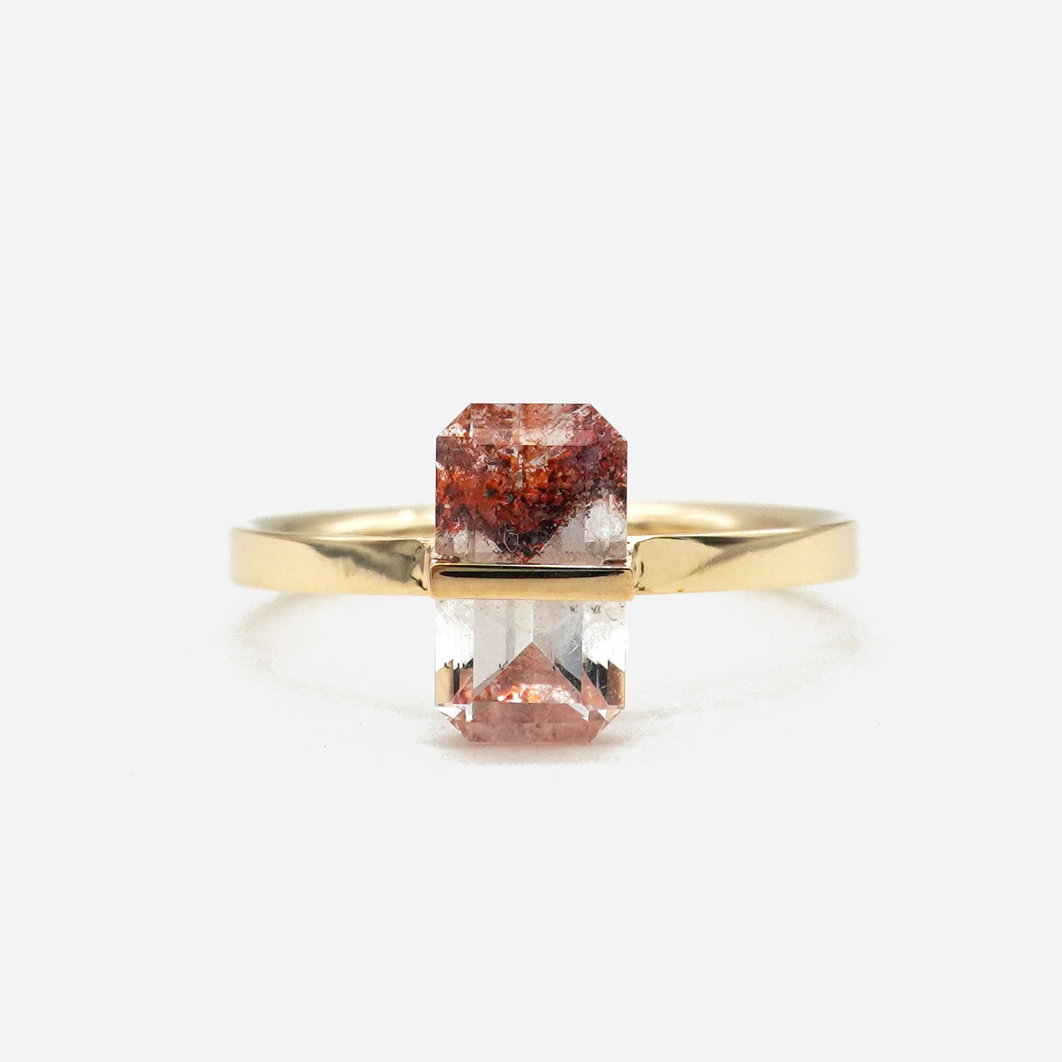 ヘマタイトインクォーツをバーで固定したK10イエローゴールドリング、赤いインクルージョンが特徴のデザイン（11号）