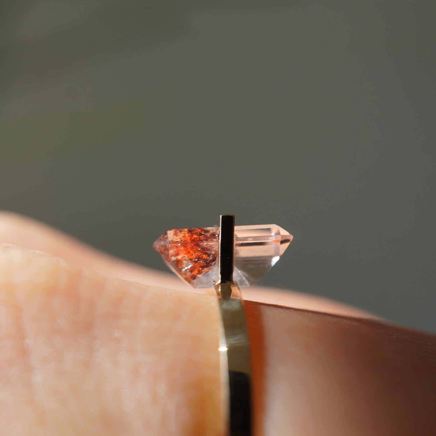 ヘマタイトインクォーツをセットしたK10イエローゴールドリングの再度から見た着用イメージ、指元でのサイズ感。インクルージョンの感じと石の高さがよくわかる。