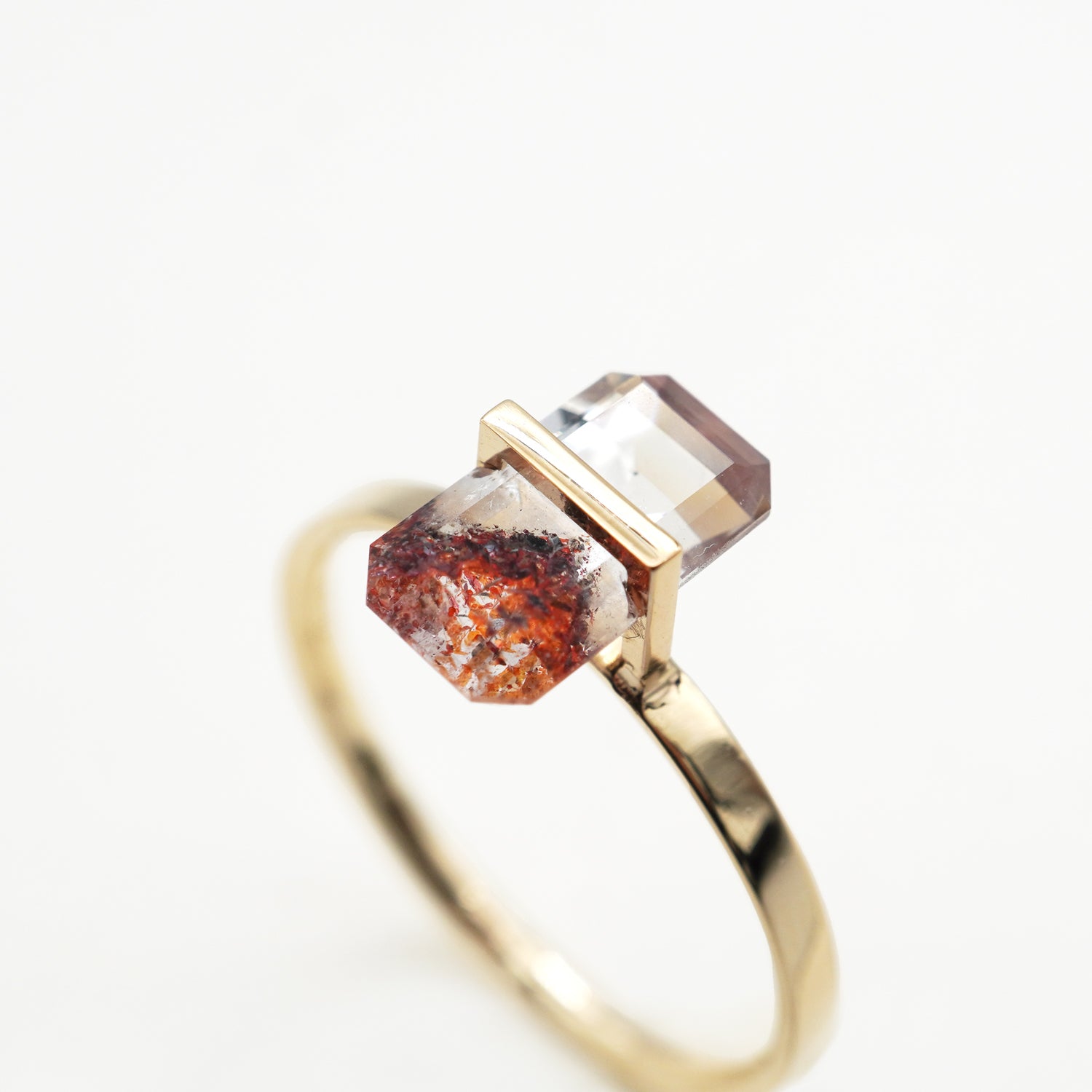 ヘマタイトインクォーツの内部の赤いインクルージョンとカット面がわかるクローズアップ