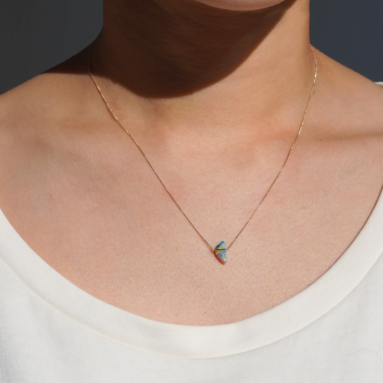 ボルダーオパールをセットしたK10イエローゴールドネックレスの正面から見た着用イメージ、40cmの長さ感