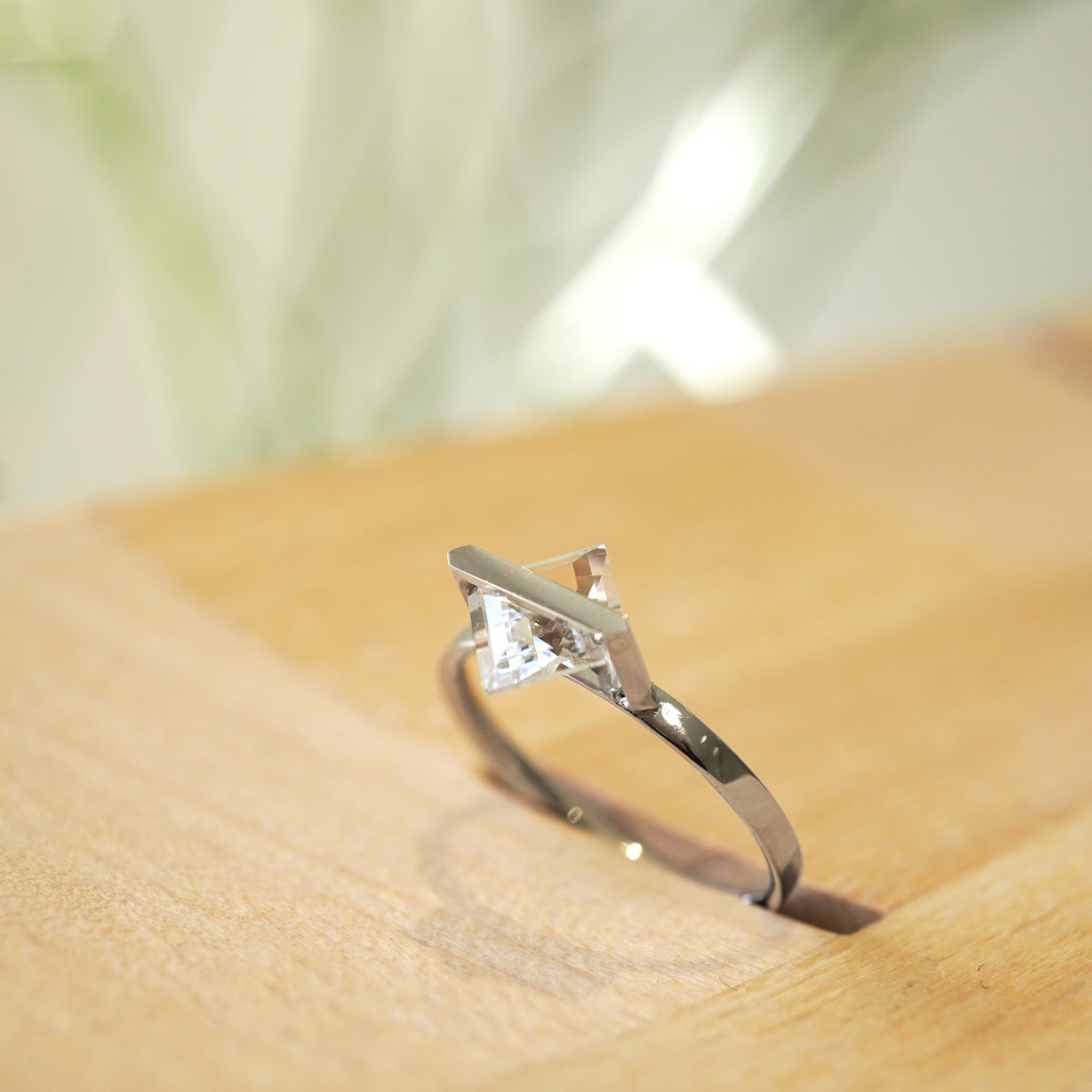 クオーツを支えるバー構造が見えるPt900リングの斜めから見たイメージ